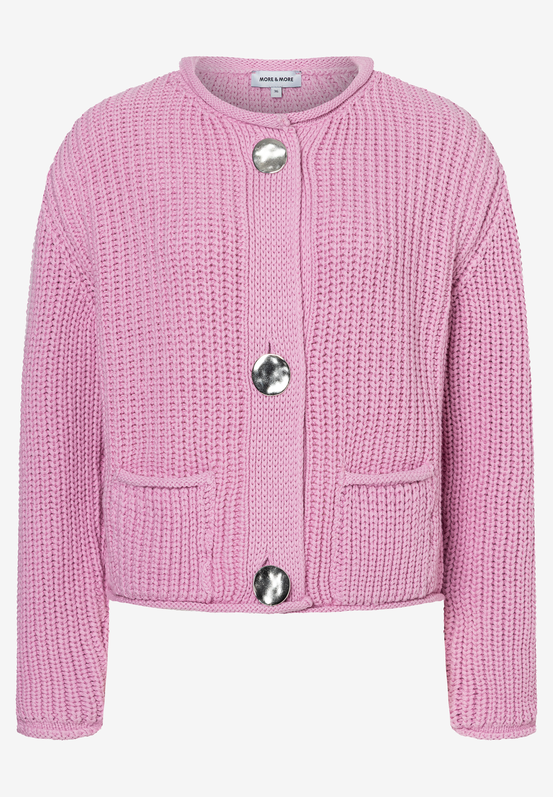Ein rosa Rippstrick-Cardigan von MORE & MORE mit silbernen Knöpfen und aufgesetzten Taschen. Ein rosa Rippstrick-Cardigan von MORE & MORE mit silbernen Knöpfen und aufgesetzten Taschen.