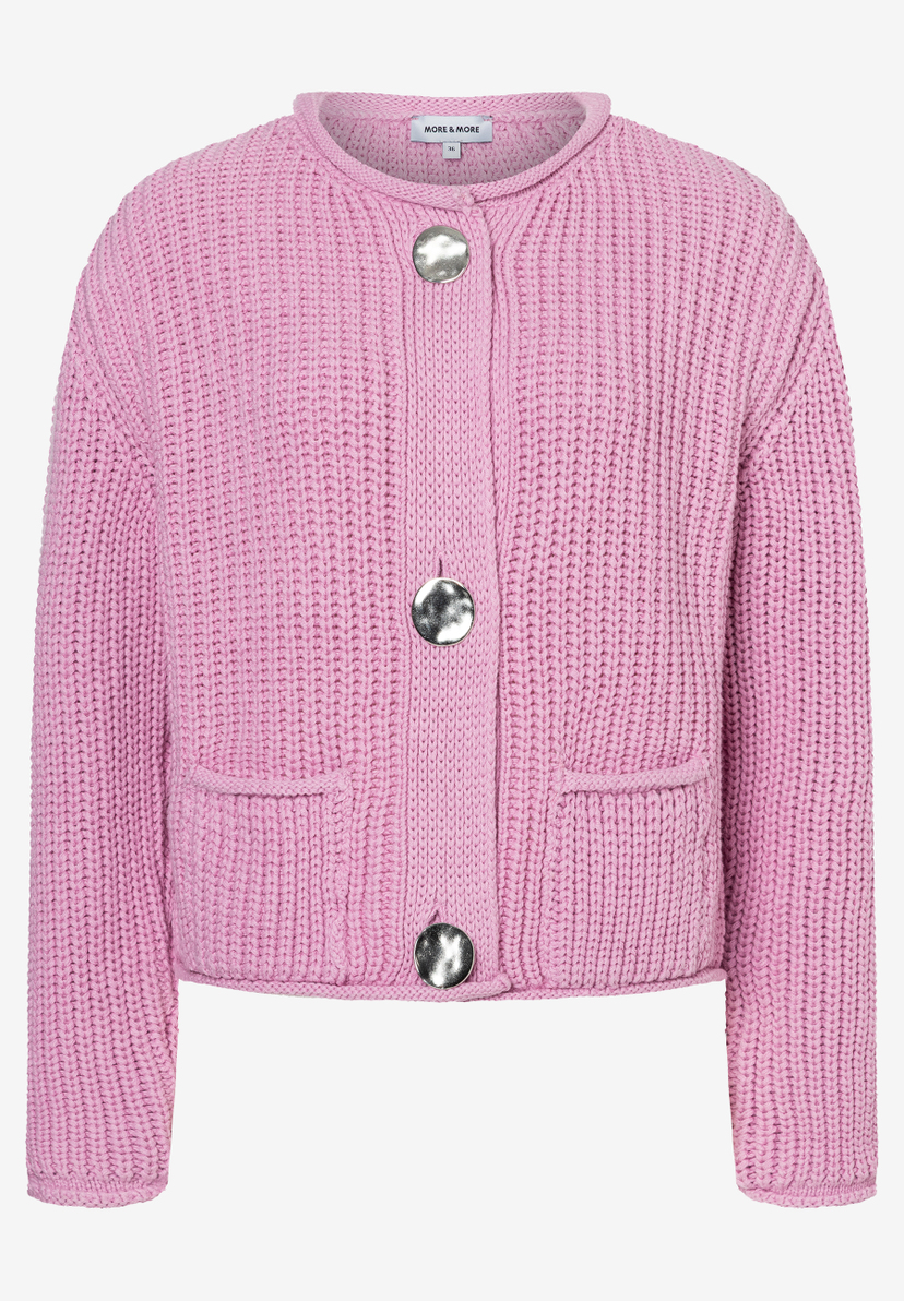 Ein rosa Rippstrick-Cardigan von MORE & MORE mit silbernen Knöpfen und aufgesetzten Taschen. Ein rosa Rippstrick-Cardigan von MORE & MORE mit silbernen Knöpfen und aufgesetzten Taschen.