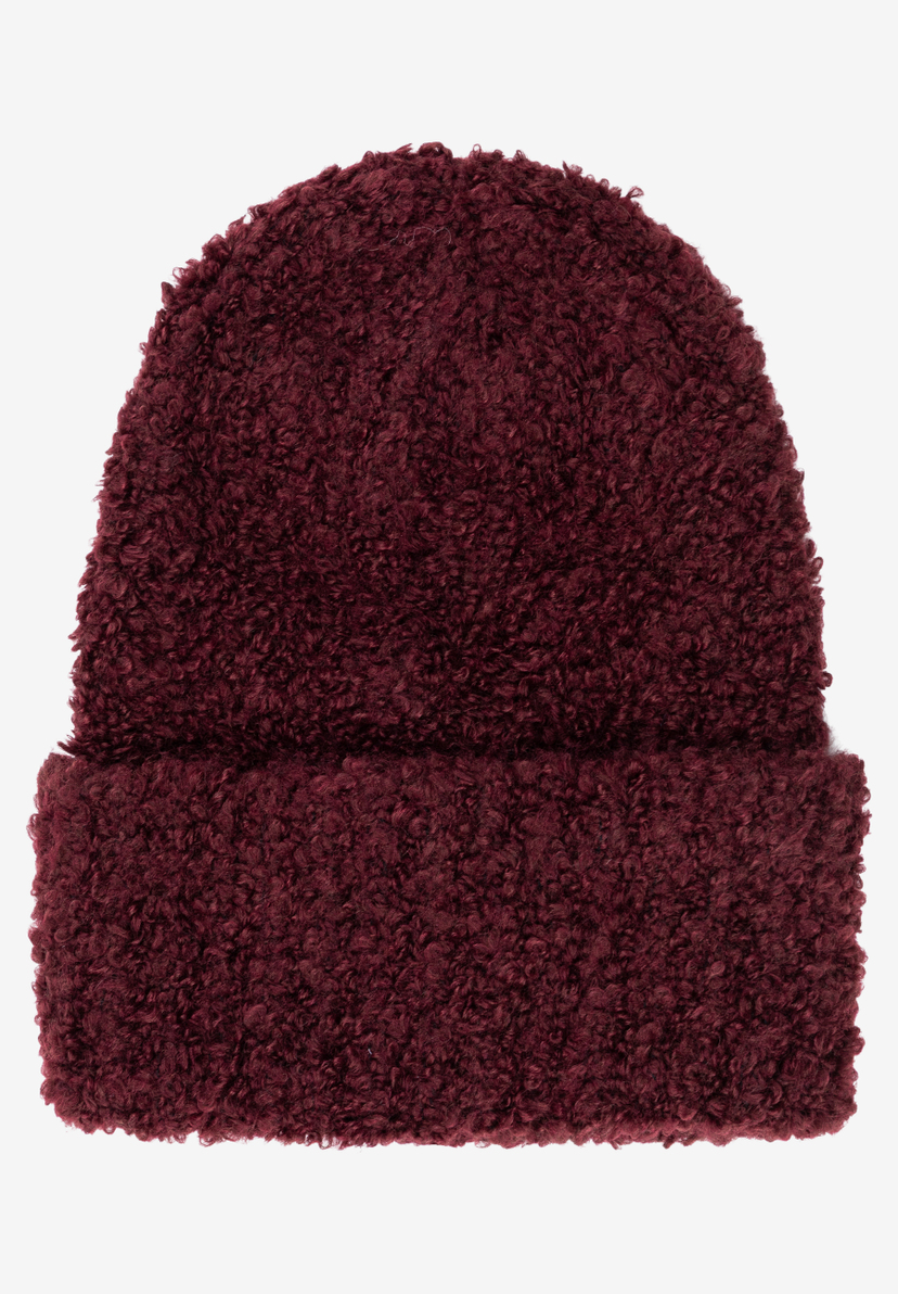Eine bordeauxrote MORE & MORE Mütze mit flauschiger Textur liegt auf einem weißen Hintergrund. Eine bordeauxrote MORE & MORE Mütze mit flauschiger Textur liegt auf einem weißen Hintergrund.