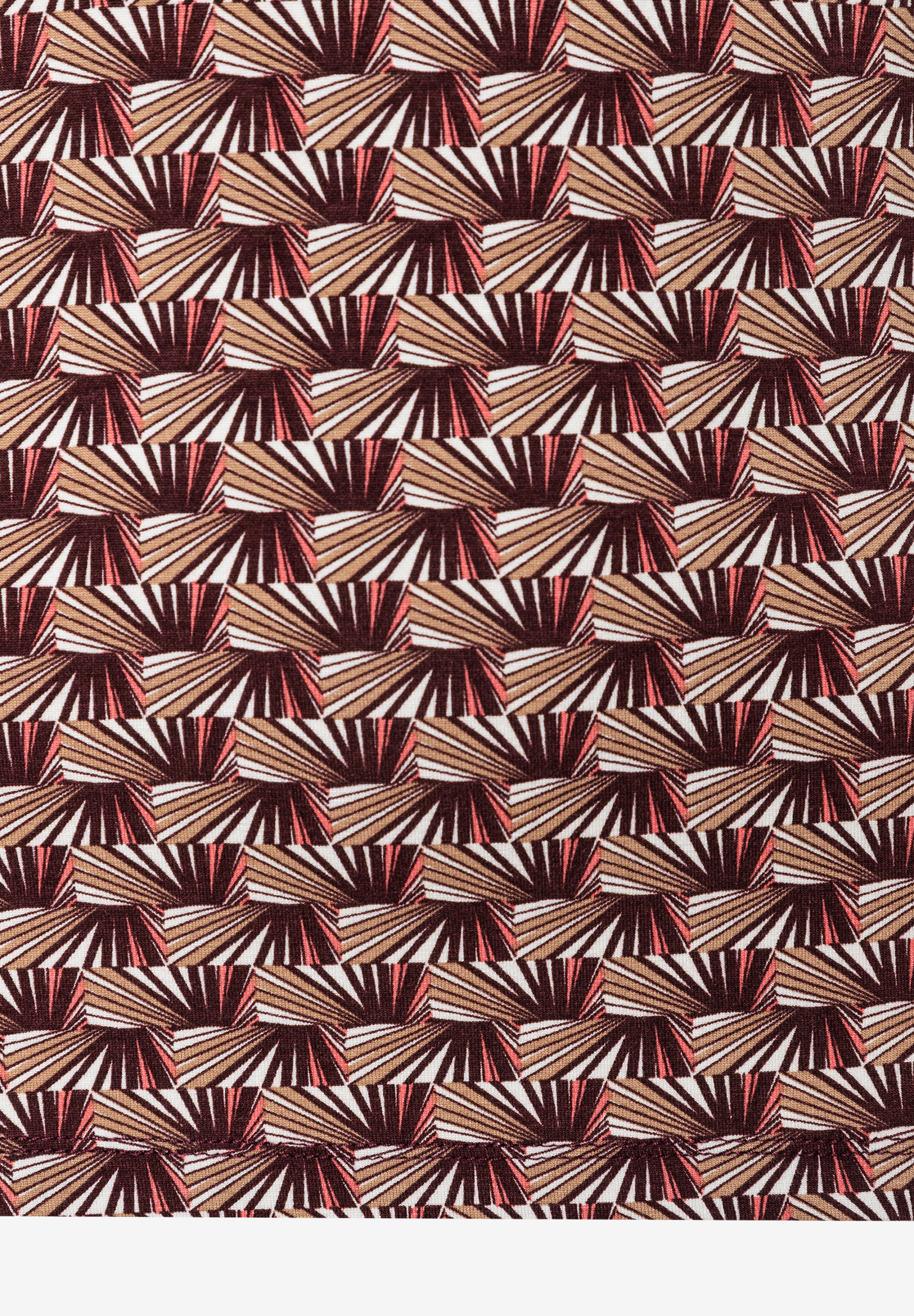 Nahaufnahme eines MORE & MORE Oberteils mit abstraktem geometrischen Muster in Braun-, Beige- und Weißtönen. Nahaufnahme eines MORE & MORE Oberteils mit abstraktem geometrischen Muster in Braun-, Beige- und Weißtönen.