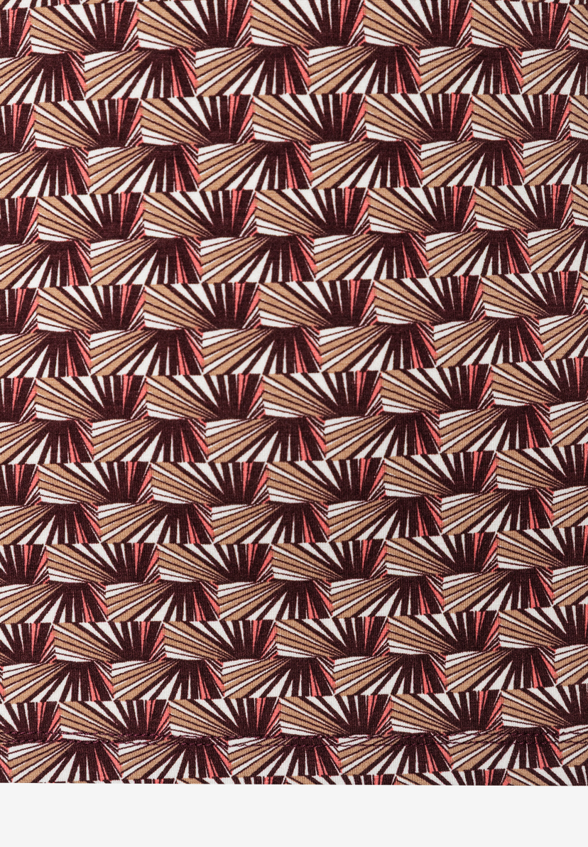 Nahaufnahme eines MORE & MORE Oberteils mit abstraktem geometrischen Muster in Braun-, Beige- und Weißtönen. Nahaufnahme eines MORE & MORE Oberteils mit abstraktem geometrischen Muster in Braun-, Beige- und Weißtönen.