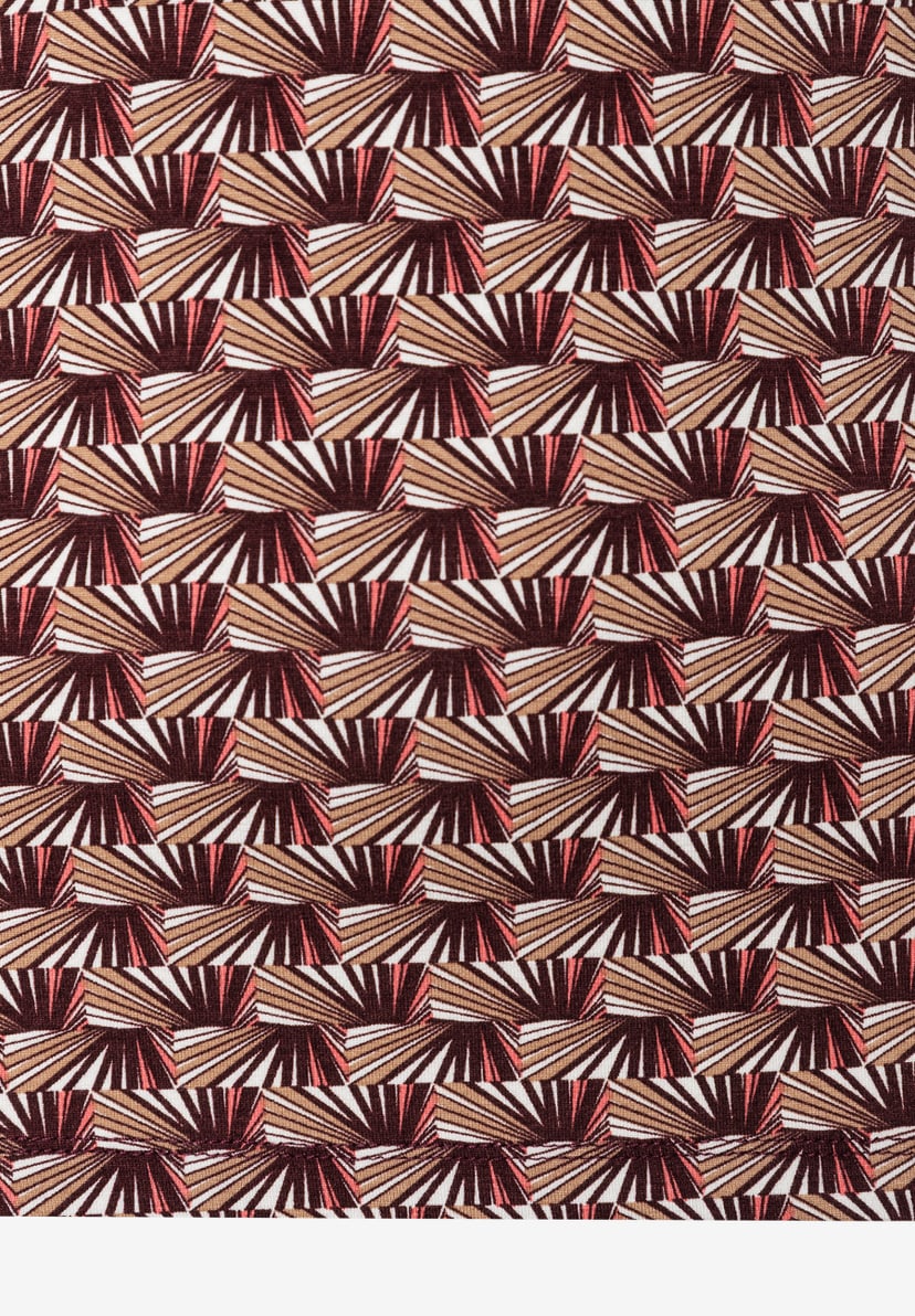 Nahaufnahme eines MORE & MORE Oberteils mit abstraktem geometrischen Muster in Braun-, Beige- und Weißtönen. Nahaufnahme eines MORE & MORE Oberteils mit abstraktem geometrischen Muster in Braun-, Beige- und Weißtönen.