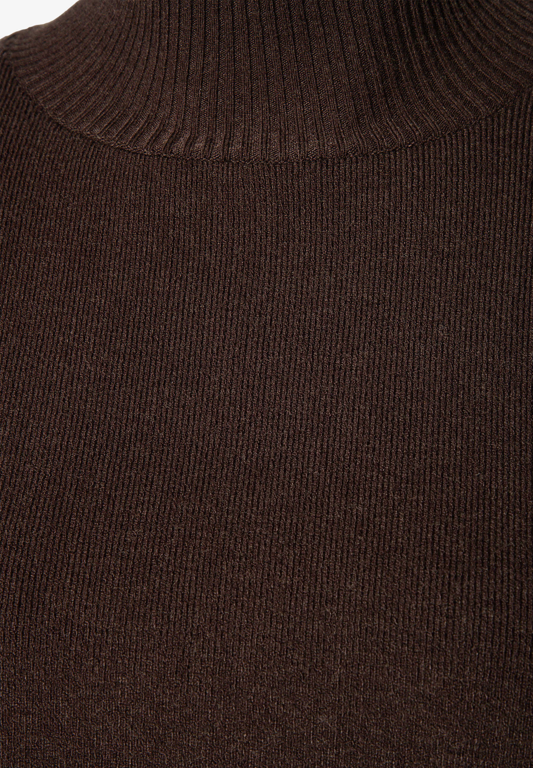 MORE & MORE Rippstrick-Pullover in Dunkelbraun, mit hohem Rollkragen und feinem Strickmuster.