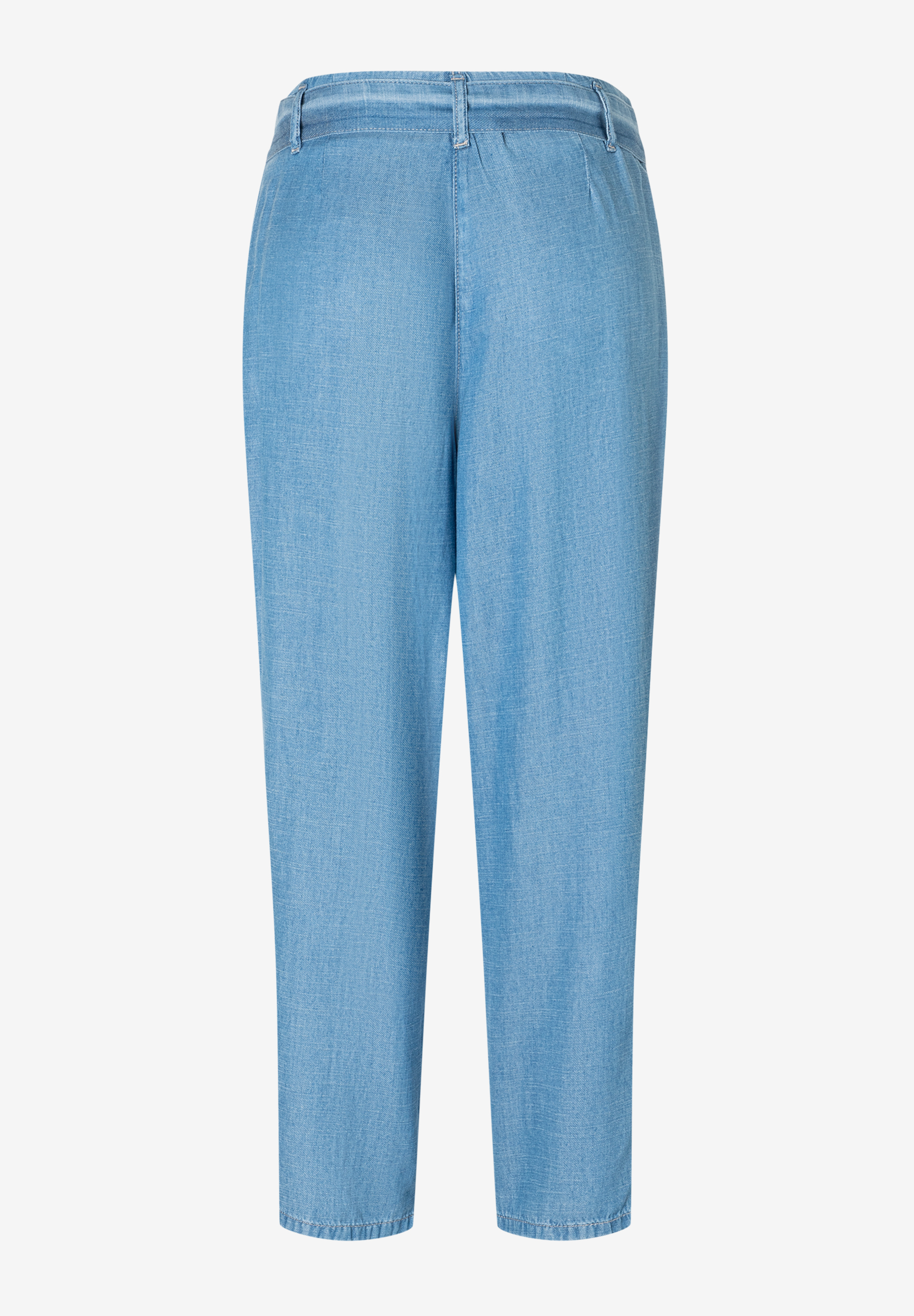 Eine MORE & MORE Denim-Jeans, hellblau, mit fließendem, bequemem Stoff. Nahaufnahme der Rückseite. Eine MORE & MORE Denim-Jeans, hellblau, mit fließendem, bequemem Stoff. Nahaufnahme der Rückseite.