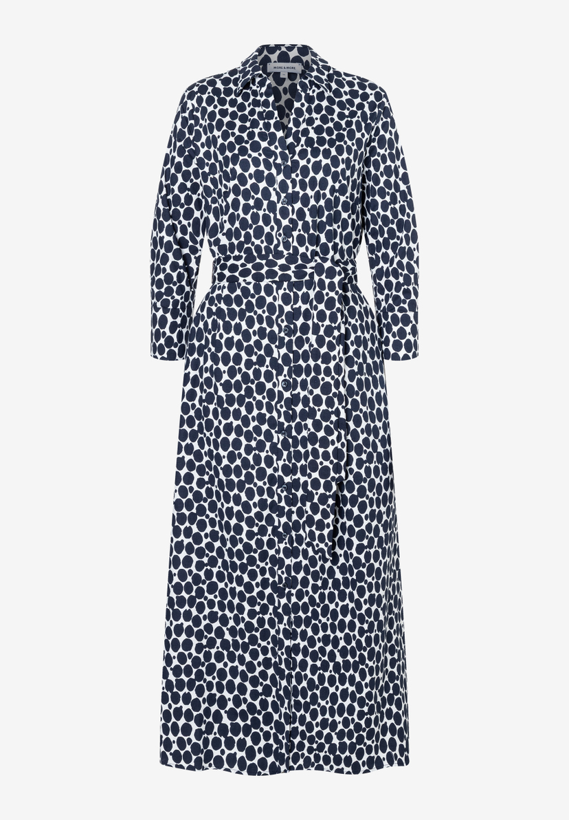 Ein MORE & MORE Kleid mit Punktmuster, langen Ärmeln und Gürtel. Ein MORE & MORE Kleid mit Punktmuster, langen Ärmeln und Gürtel.