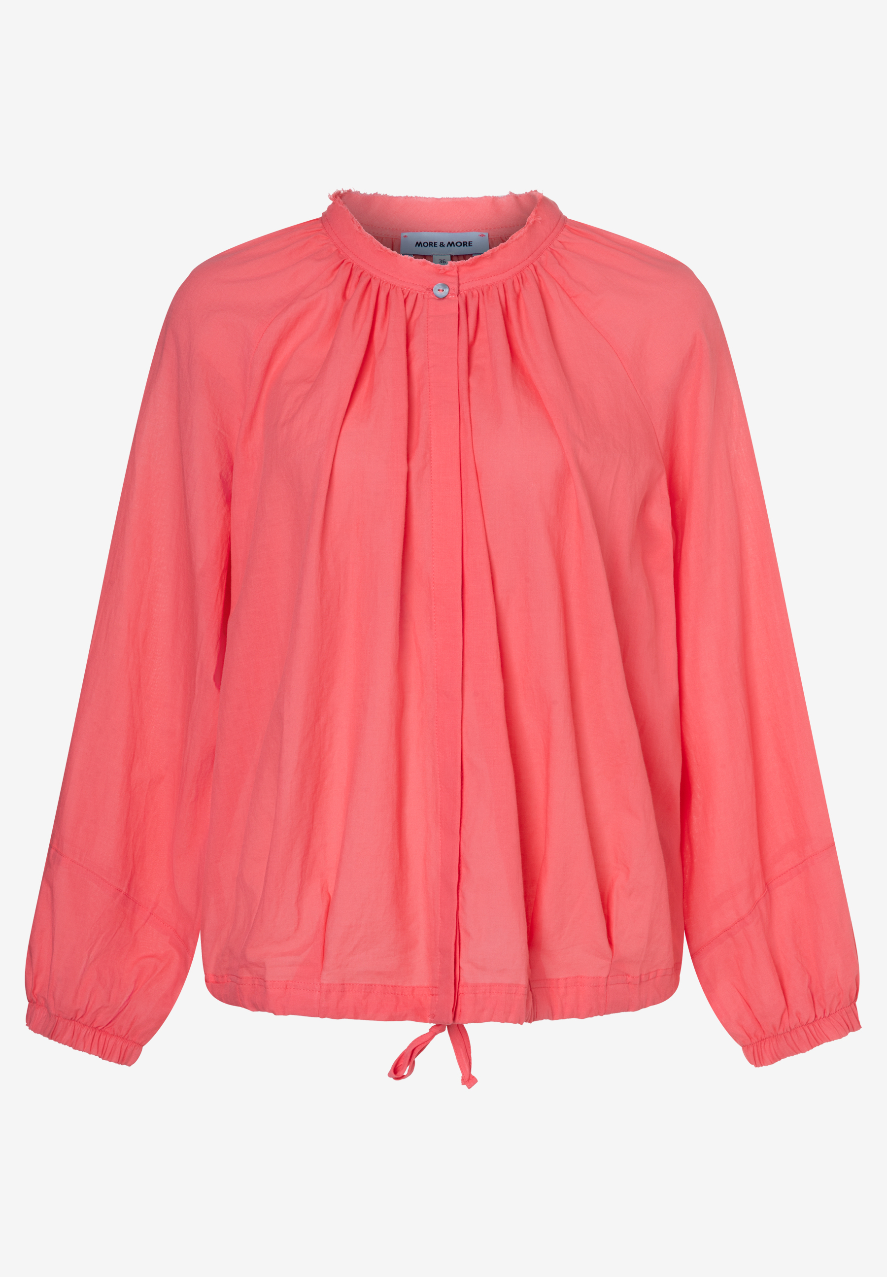 Eine korallfarbene MORE & MORE Bluse mit Kräuseldetails und langen Ärmeln.