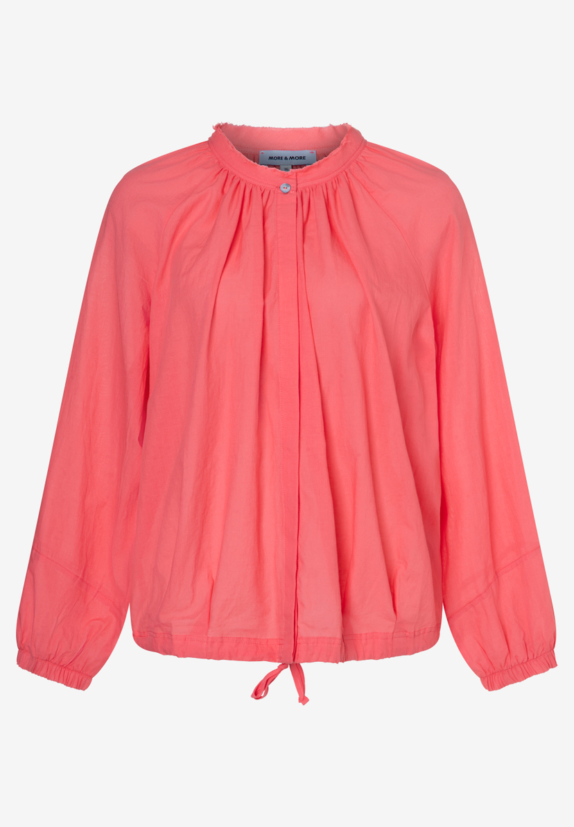 Eine korallfarbene MORE & MORE Bluse mit Kräuseldetails und langen Ärmeln.