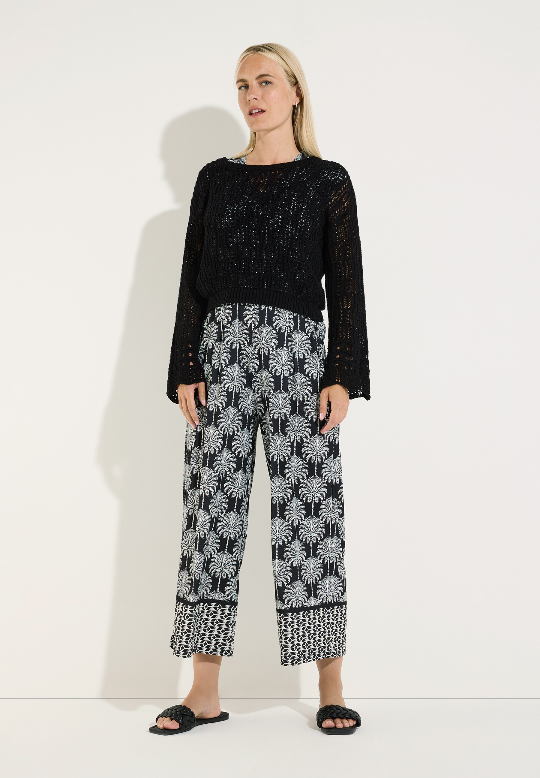 MORE & MORE Jersey-Hose/Jeans mit Palmenmuster und geometrischem Saum für angenehmen Tragekomfort. MORE & MORE Jersey-Hose/Jeans mit Palmenmuster und geometrischem Saum für angenehmen Tragekomfort.