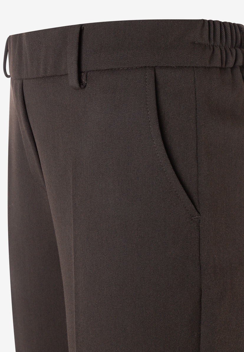MORE & MORE Jeans: Nahaufnahme einer braunen Hose mit Falten und Seitennahttaschen. Am Rücken ist der Bund gerafft. MORE & MORE Jeans: Nahaufnahme einer braunen Hose mit Falten und Seitennahttaschen. Am Rücken ist der Bund gerafft.