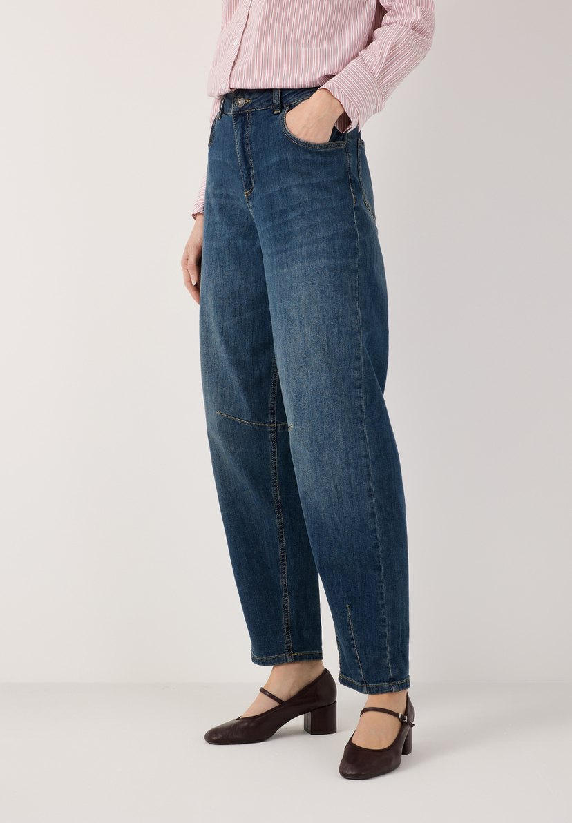 MORE & MORE Jeans aus angenehmem, elastischem Denim in Blau, kombiniert mit kariertem Sakko, Hemd & Schal. MORE & MORE Jeans aus angenehmem, elastischem Denim in Blau, kombiniert mit kariertem Sakko, Hemd & Schal.