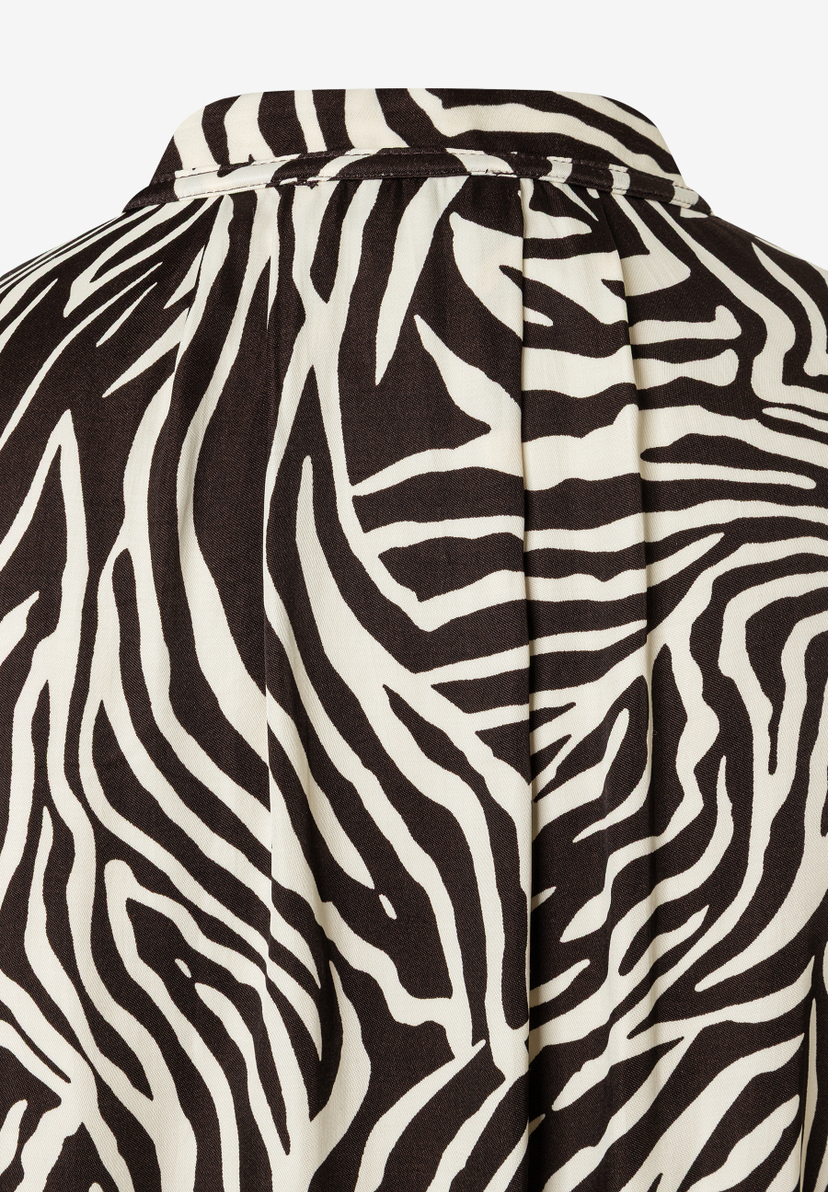 Nahaufnahme einer MORE & MORE Bluse mit fließender Viskose und Zebra-Muster. Nahaufnahme einer MORE & MORE Bluse mit fließender Viskose und Zebra-Muster.