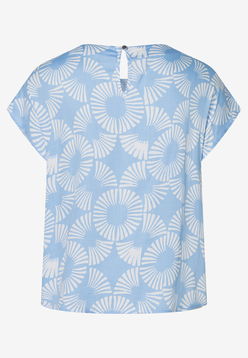 Eine hellblaue MORE & MORE Bluse mit weißem Blütenmuster. Eine hellblaue MORE & MORE Bluse mit weißem Blütenmuster.
