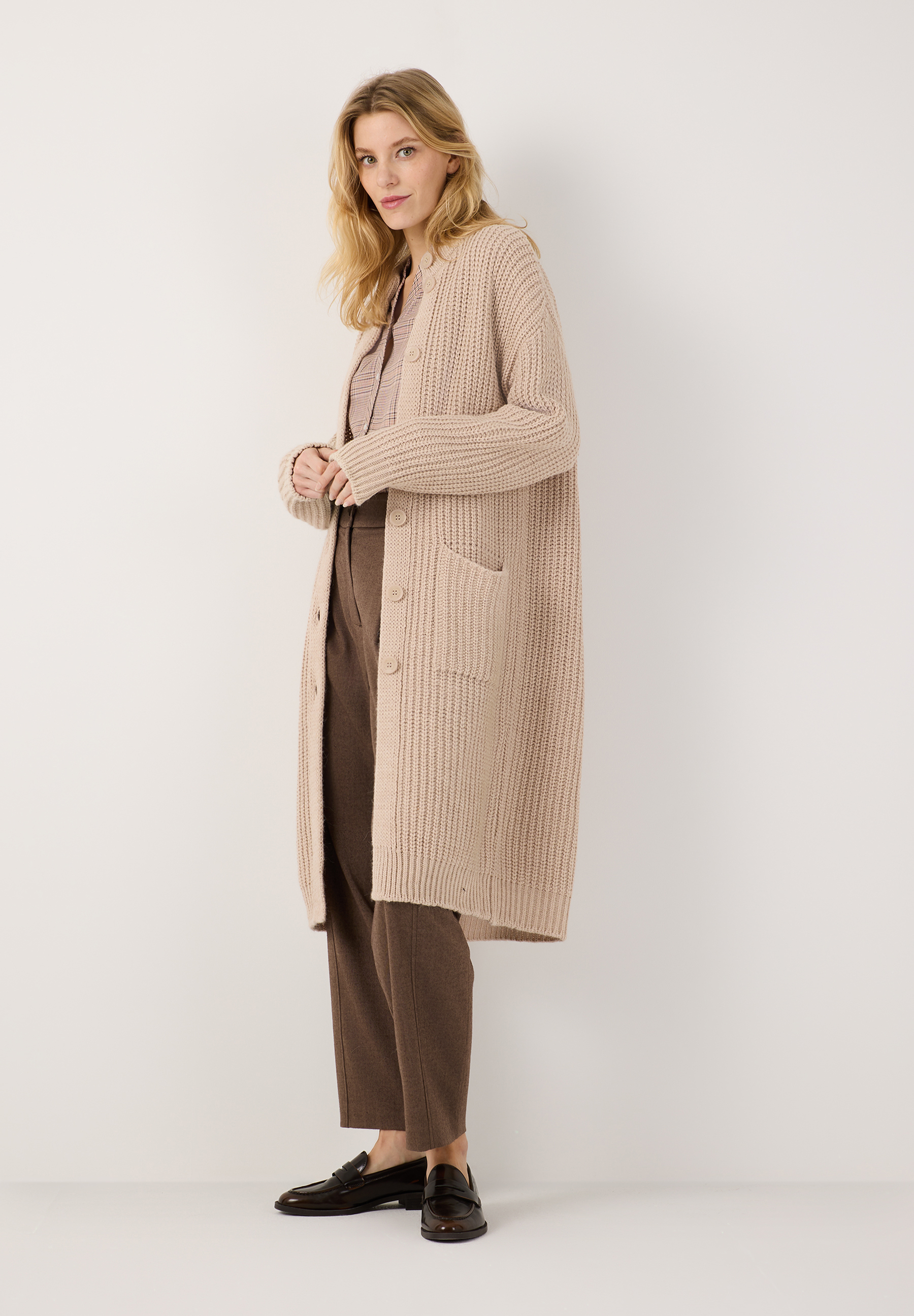 MORE & MORE Grobstrick-Longcardigan in Beige, ein Must-have für wärmende Looks, perfekt für jeden Anlass.