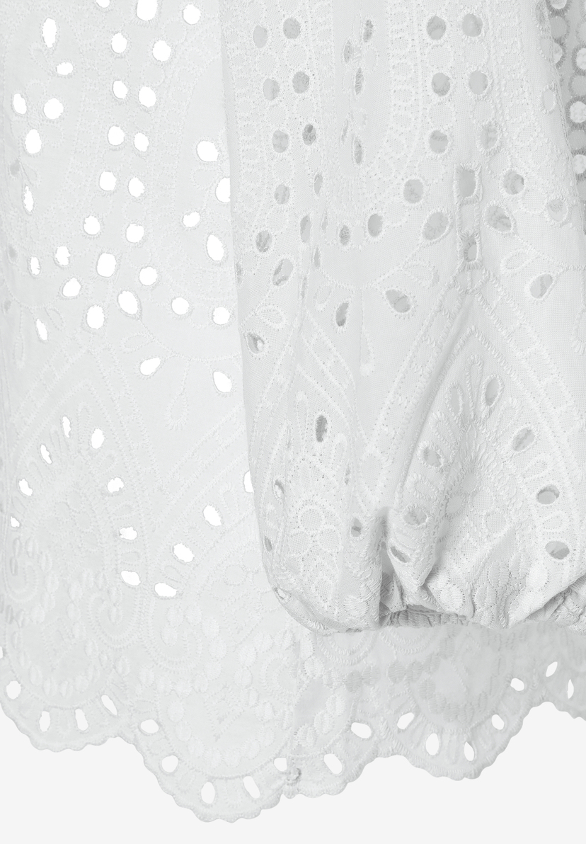 Detailaufnahme einer weißen MORE & MORE Bluse mit Spitze und Lochmuster, die einen angenehmen Tragekomfort bietet. Detailaufnahme einer weißen MORE & MORE Bluse mit Spitze und Lochmuster, die einen angenehmen Tragekomfort bietet.