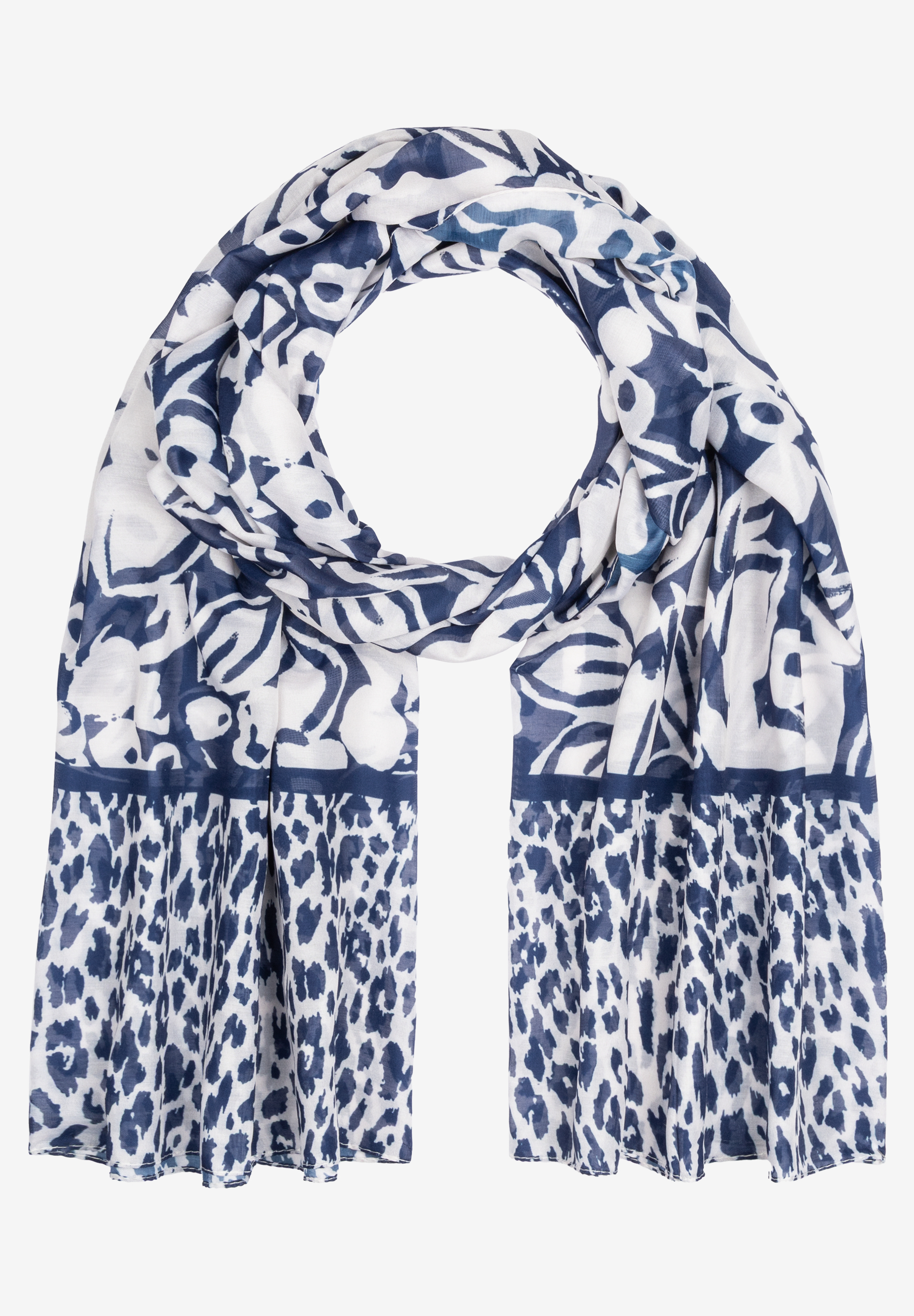 Ein MORE & MORE Accessoire: ein weißer Schal mit blauem Muster ist zu einer Schlaufe gelegt. Ein MORE & MORE Accessoire: ein weißer Schal mit blauem Muster ist zu einer Schlaufe gelegt.