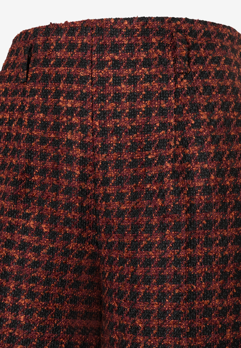 Nahaufnahme einer MORE & MORE Hose/Jeans aus Bouclé in Schwarz und Rostrot mit elastischem, angenehmen Tragekomfort. Nahaufnahme einer MORE & MORE Hose/Jeans aus Bouclé in Schwarz und Rostrot mit elastischem, angenehmen Tragekomfort.