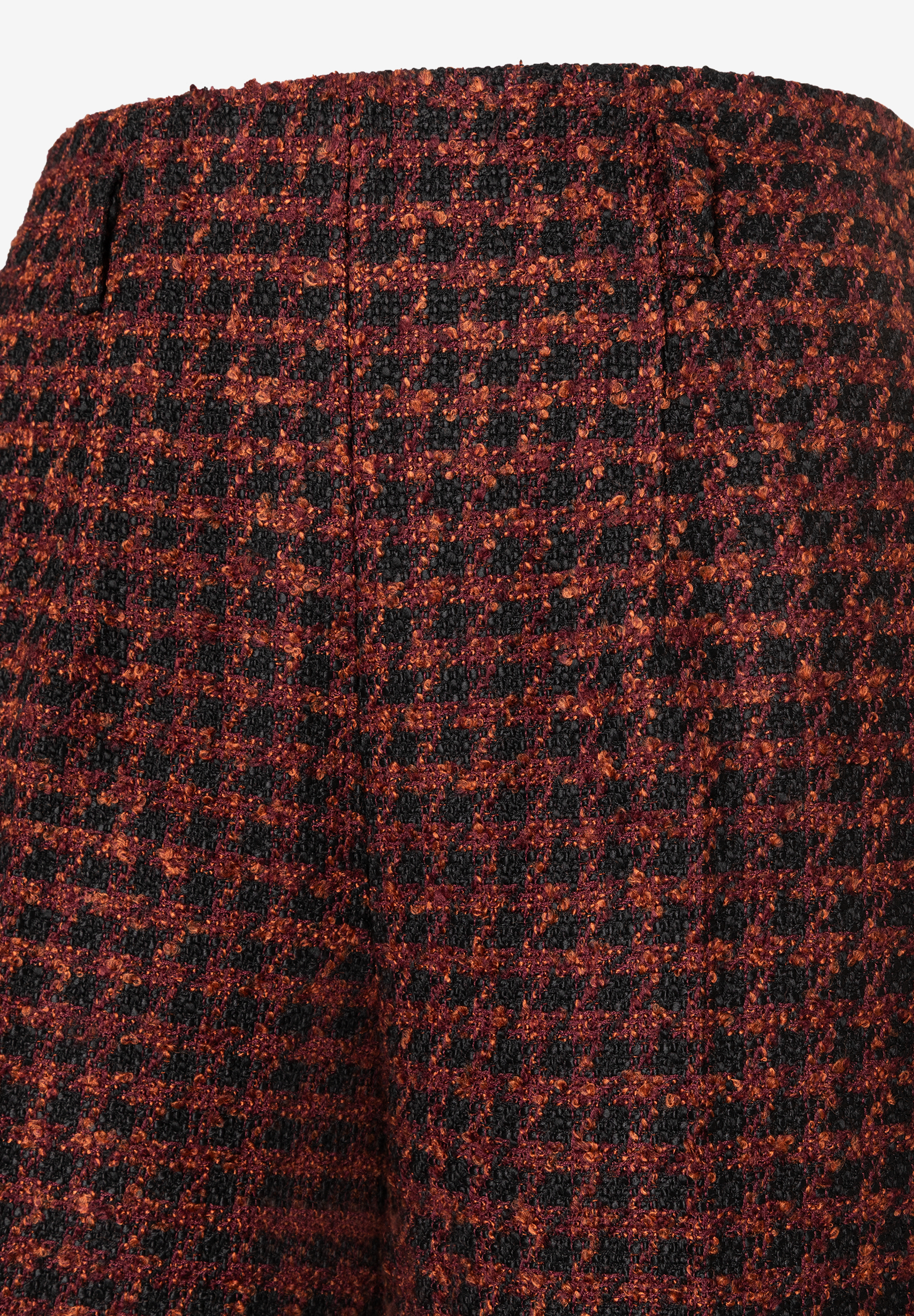 Nahaufnahme einer MORE & MORE Hose/Jeans aus Bouclé in Schwarz und Rostrot mit elastischem, angenehmen Tragekomfort. Nahaufnahme einer MORE & MORE Hose/Jeans aus Bouclé in Schwarz und Rostrot mit elastischem, angenehmen Tragekomfort.