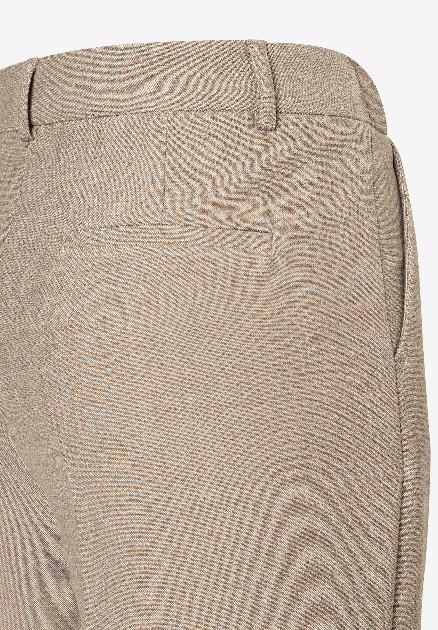 Detailansicht einer beigen MORE & MORE Hose mit Webmuster und Gesäßtasche, die einen angenehmen Tragekomfort verspricht. Detailansicht einer beigen MORE & MORE Hose mit Webmuster und Gesäßtasche, die einen angenehmen Tragekomfort verspricht.