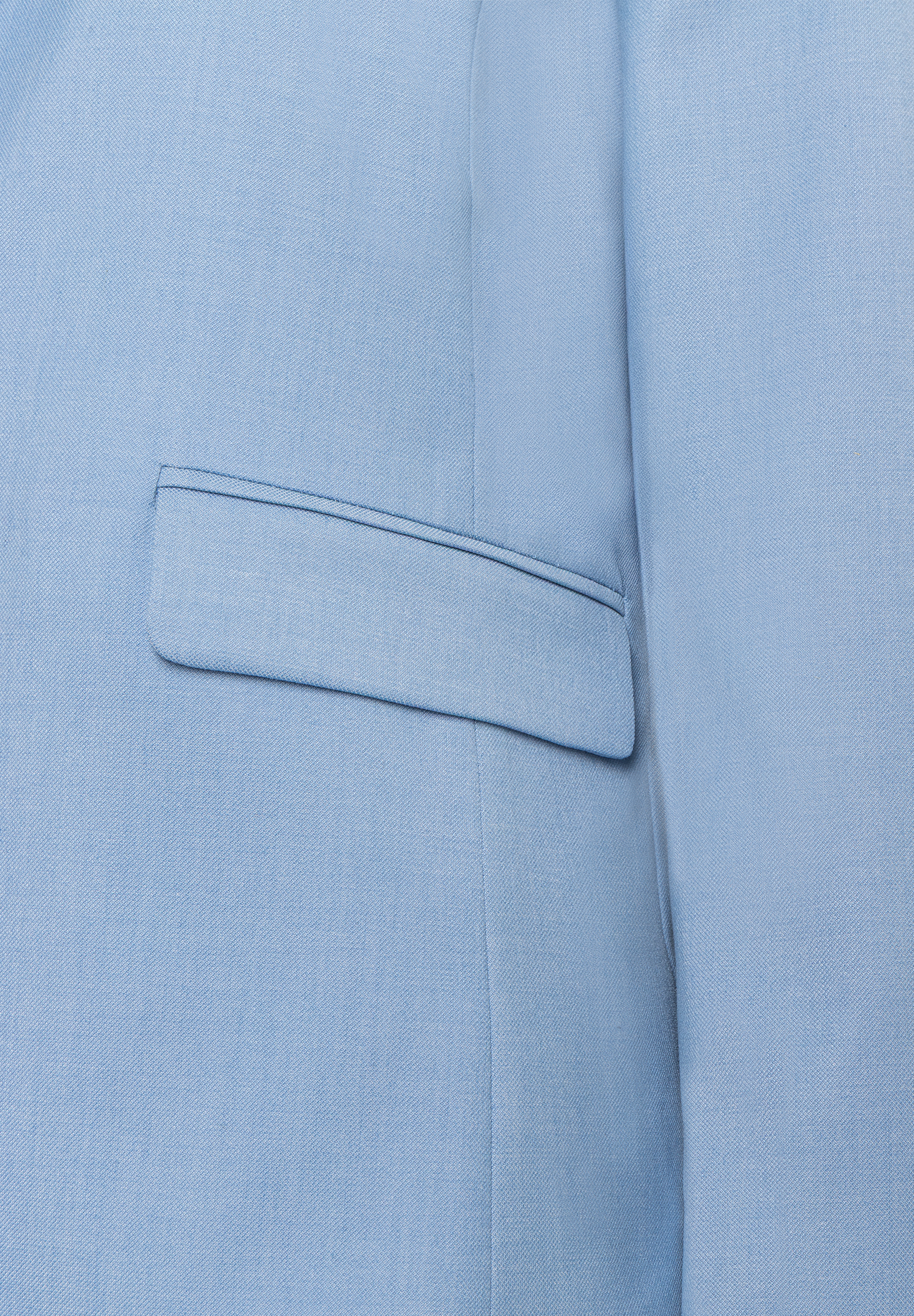Detailansicht eines hellblauen MORE & MORE Blazers mit Webware und Stretch-Material, Fokus auf Brusttasche. Detailansicht eines hellblauen MORE & MORE Blazers mit Webware und Stretch-Material, Fokus auf Brusttasche.