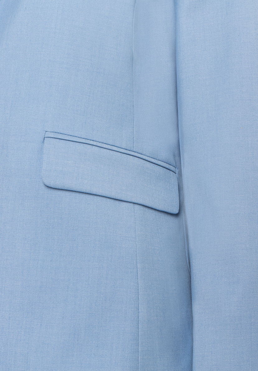 Detailansicht eines hellblauen MORE & MORE Blazers mit Webware und Stretch-Material, Fokus auf Brusttasche. Detailansicht eines hellblauen MORE & MORE Blazers mit Webware und Stretch-Material, Fokus auf Brusttasche.