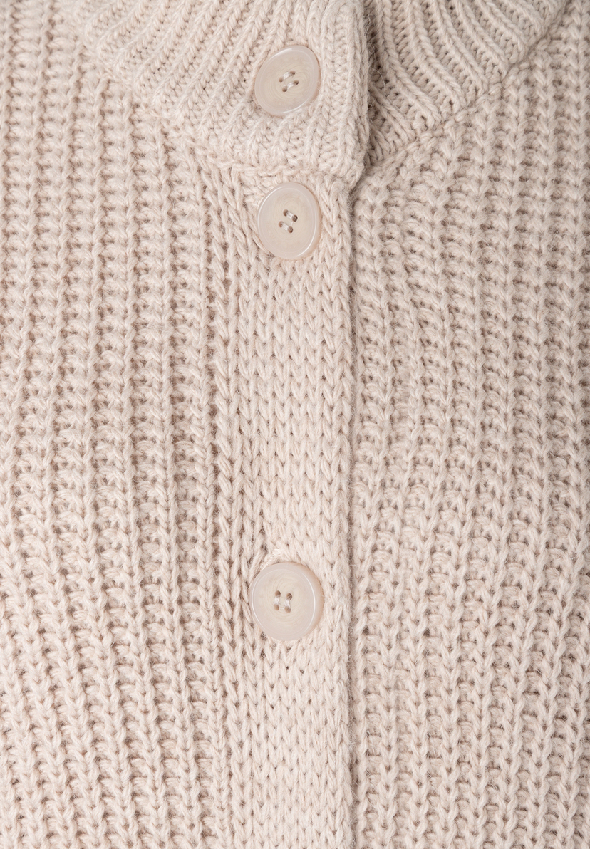 MORE & MORE Pullover: Detailansicht eines beigen, gerippten Strickpullovers mit drei cremefarbenen Knöpfen.