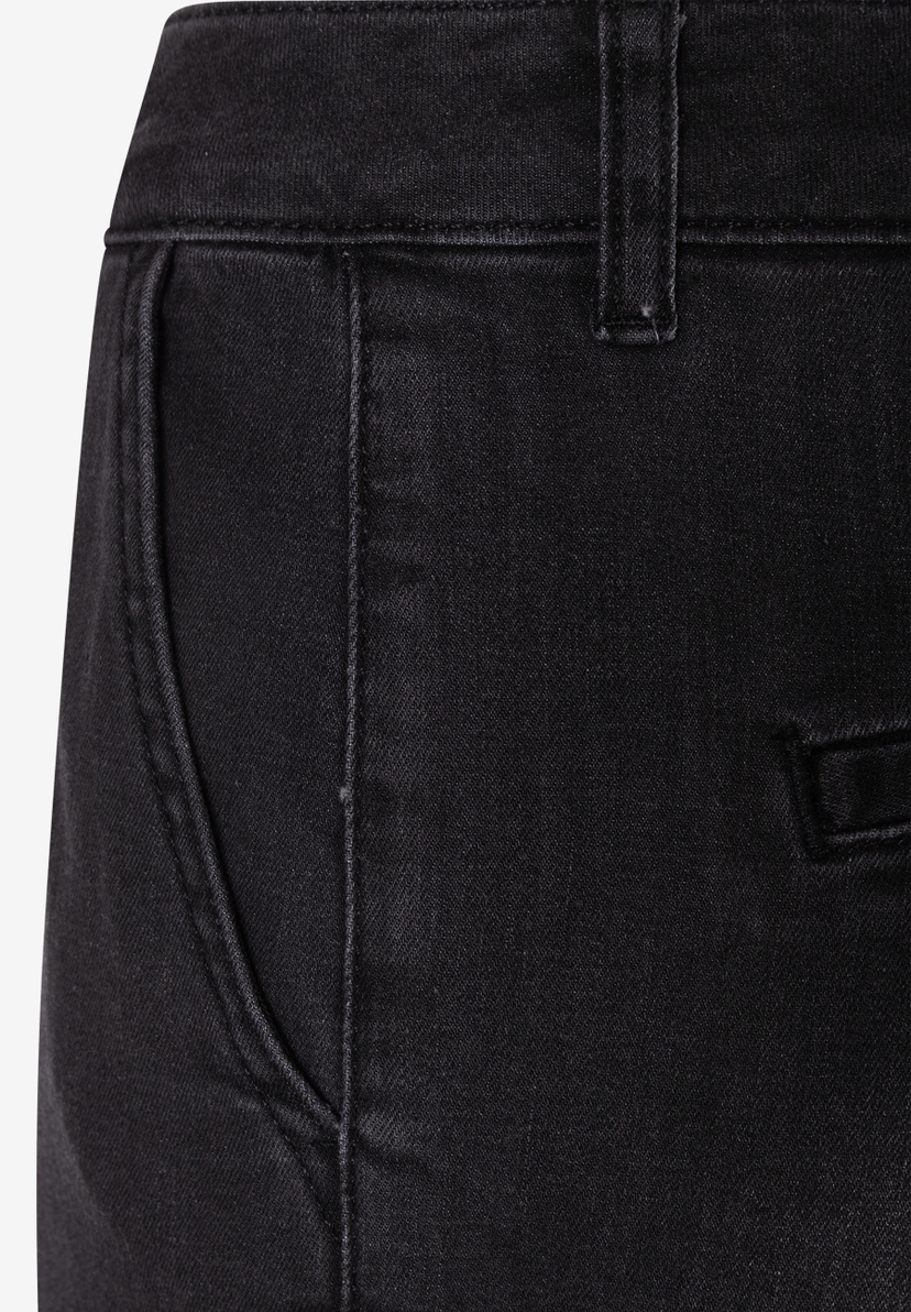 MORE & MORE schwarze Jeans, Nahaufnahme einer Vordertasche mit Bund und Gürtelschlaufe, minimalistisch und zeitlos.