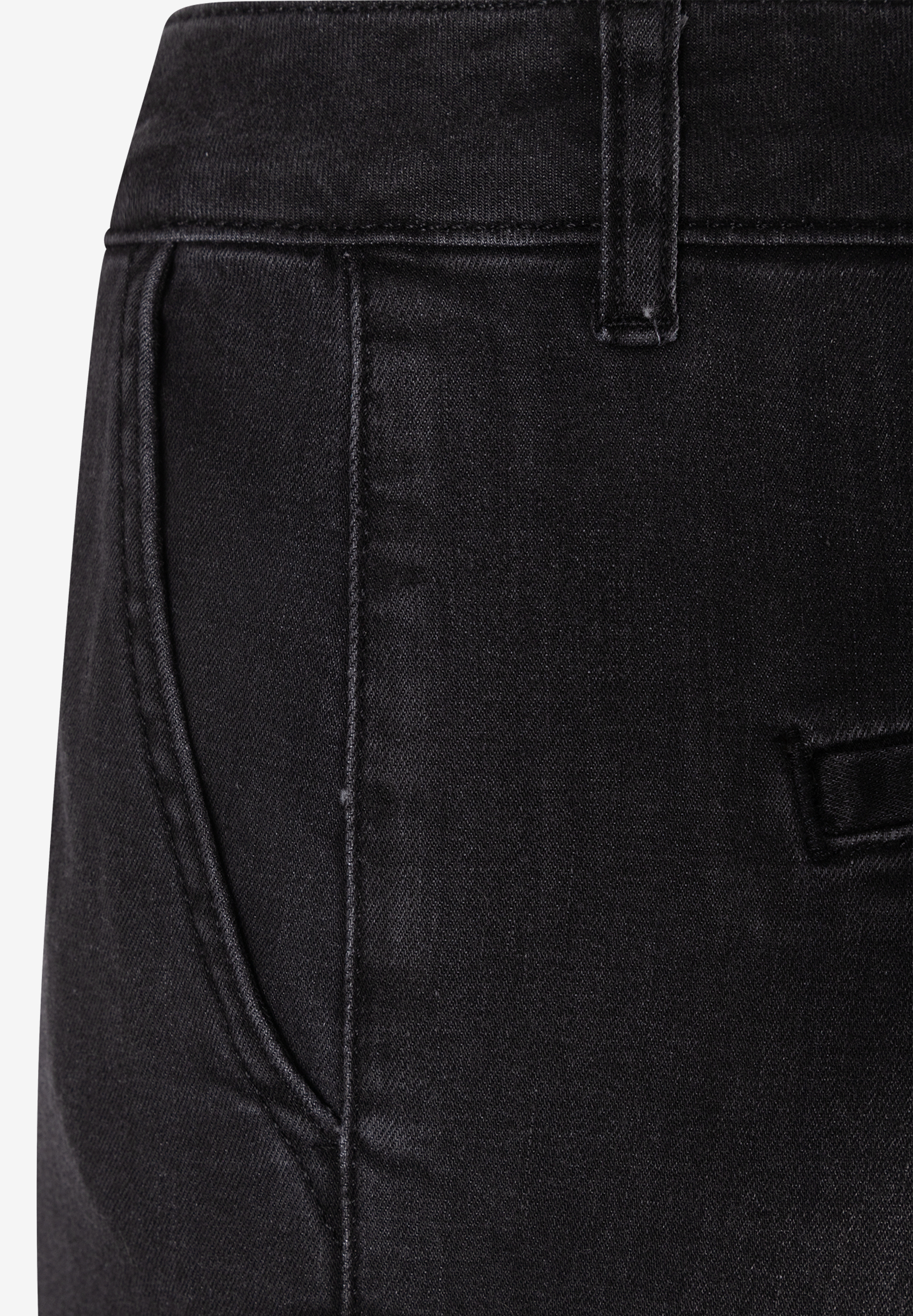 MORE & MORE schwarze Jeans, Nahaufnahme einer Vordertasche mit Bund und Gürtelschlaufe, minimalistisch und zeitlos. MORE & MORE schwarze Jeans, Nahaufnahme einer Vordertasche mit Bund und Gürtelschlaufe, minimalistisch und zeitlos.