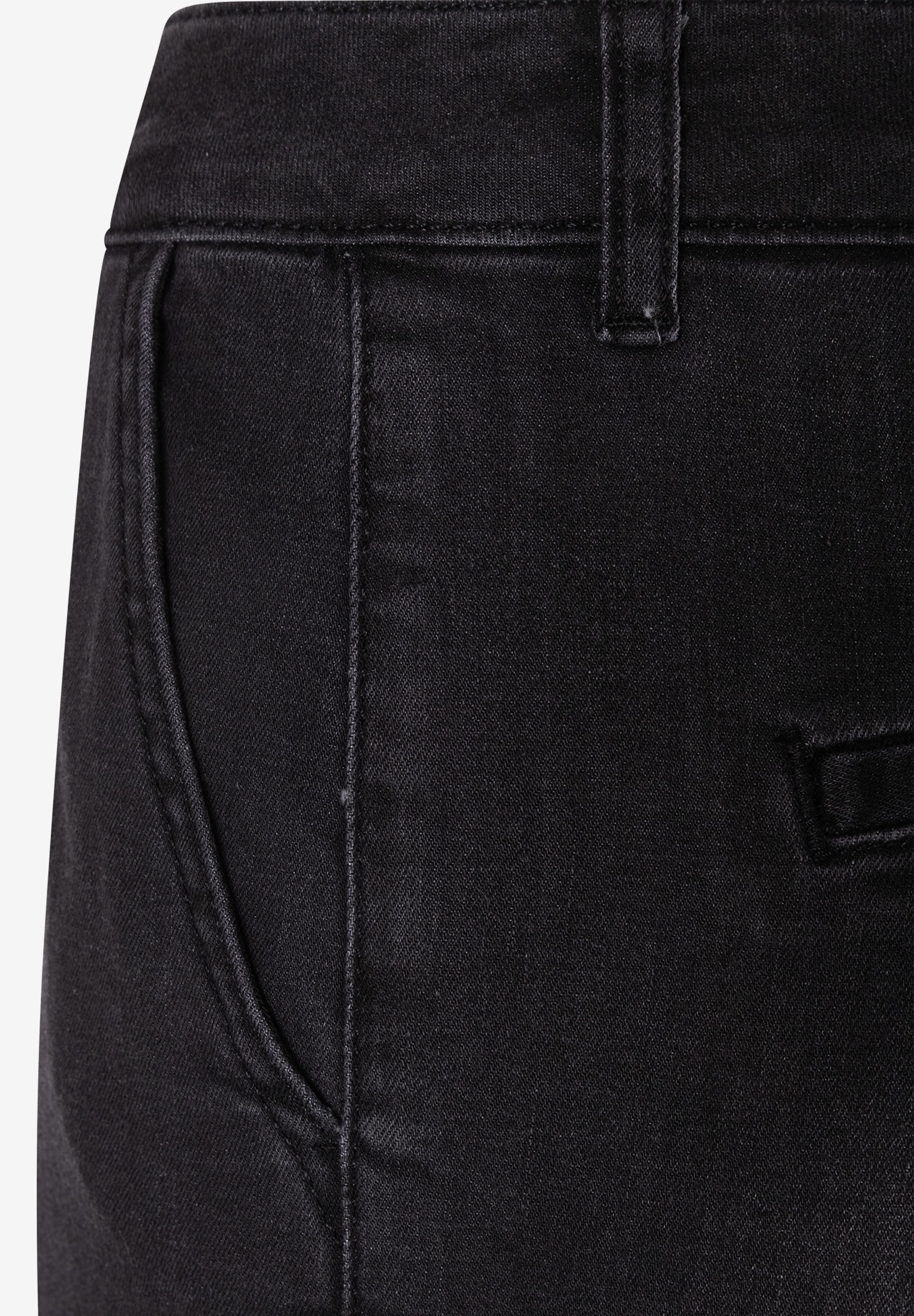 MORE & MORE Jeans aus elastischem schwarzem Denim. Detailansicht der Vordertaschen und einer Gürtelschlaufe. MORE & MORE Jeans aus elastischem schwarzem Denim. Detailansicht der Vordertaschen und einer Gürtelschlaufe.