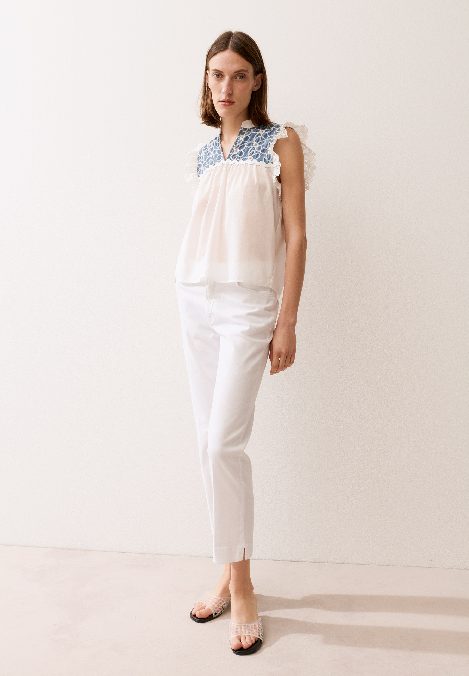 MORE & MORE Bluse: Leichtes weißes Oberteil mit blauer und weißer Stickerei im oberen Bereich und Rüschen an den Ärmeln. MORE & MORE Bluse: Leichtes weißes Oberteil mit blauer und weißer Stickerei im oberen Bereich und Rüschen an den Ärmeln.