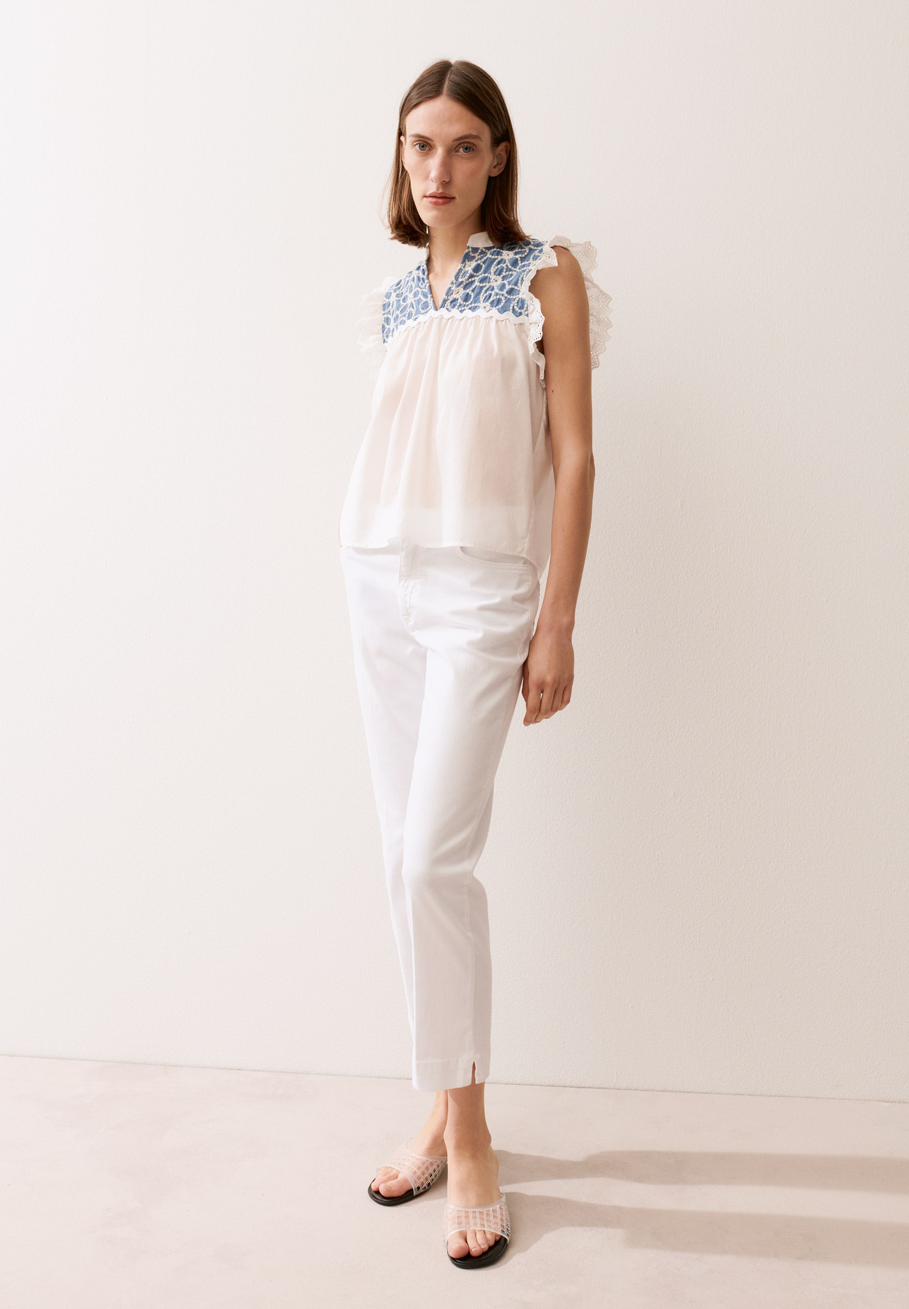 MORE & MORE Bluse: Leichtes weißes Oberteil mit blauer und weißer Stickerei im oberen Bereich und Rüschen an den Ärmeln. MORE & MORE Bluse: Leichtes weißes Oberteil mit blauer und weißer Stickerei im oberen Bereich und Rüschen an den Ärmeln.
