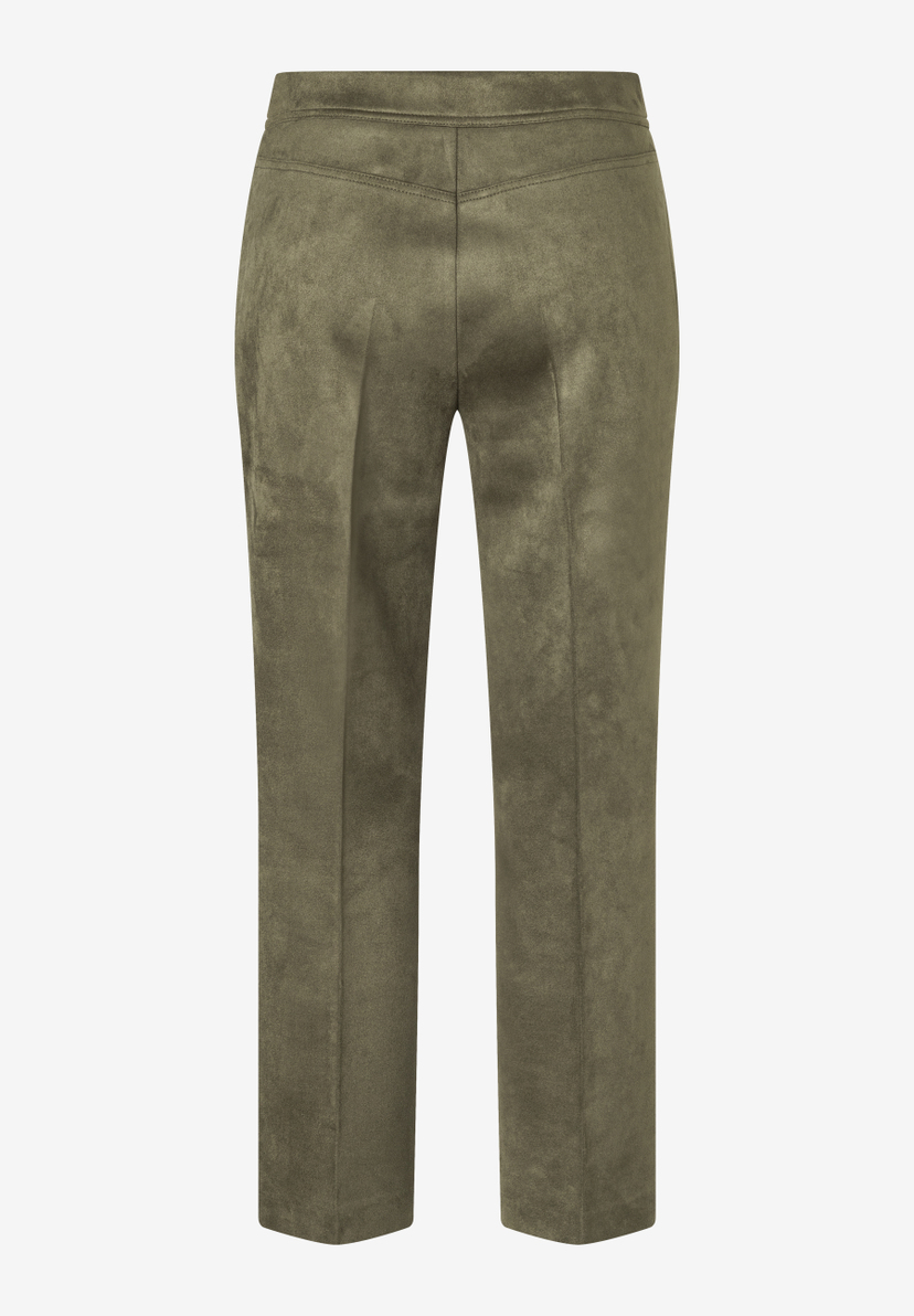 Eine MORE & MORE Hose/Jeans aus Kunstleder in Olivgrün mit angenehmem Tragekomfort und softem Griff, Frontansicht. Eine MORE & MORE Hose/Jeans aus Kunstleder in Olivgrün mit angenehmem Tragekomfort und softem Griff, Frontansicht.