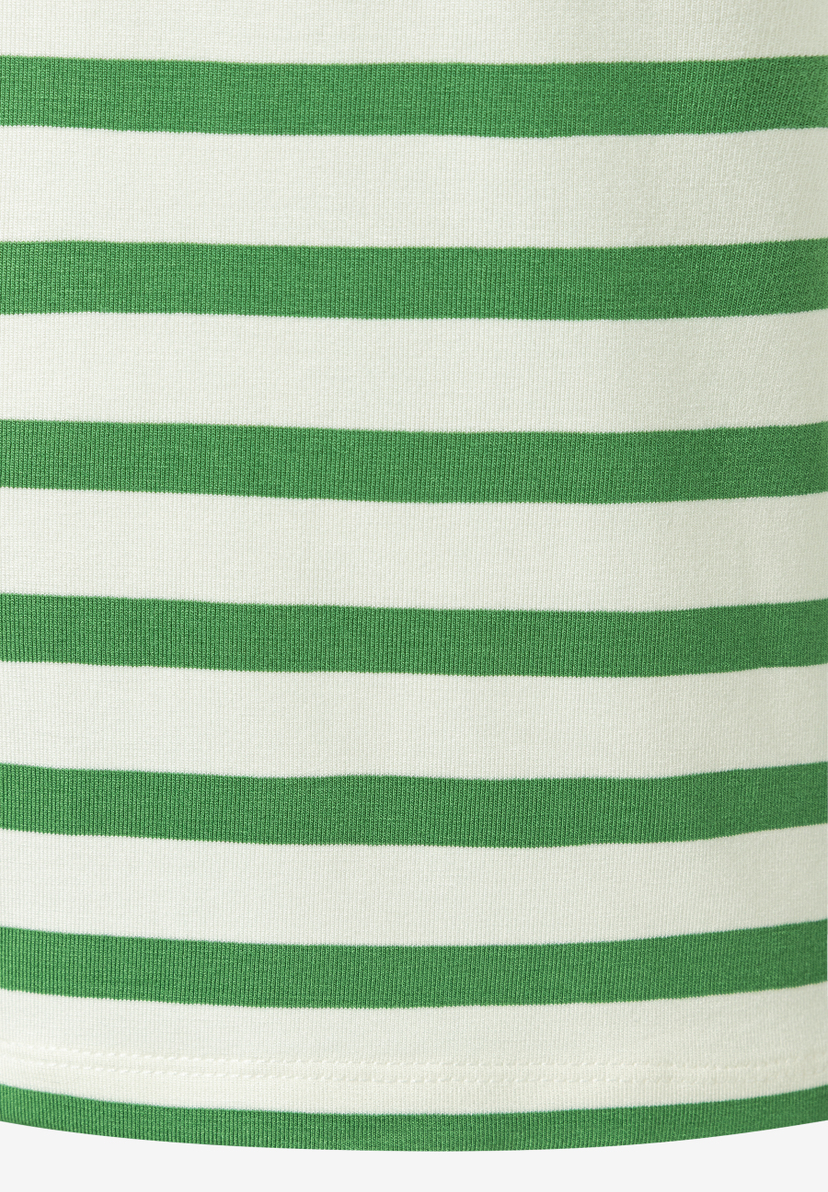 Ein Detail eines MORE & MORE T-Shirts/Tops mit grünen und weißen Streifen. Ein Detail eines MORE & MORE T-Shirts/Tops mit grünen und weißen Streifen.