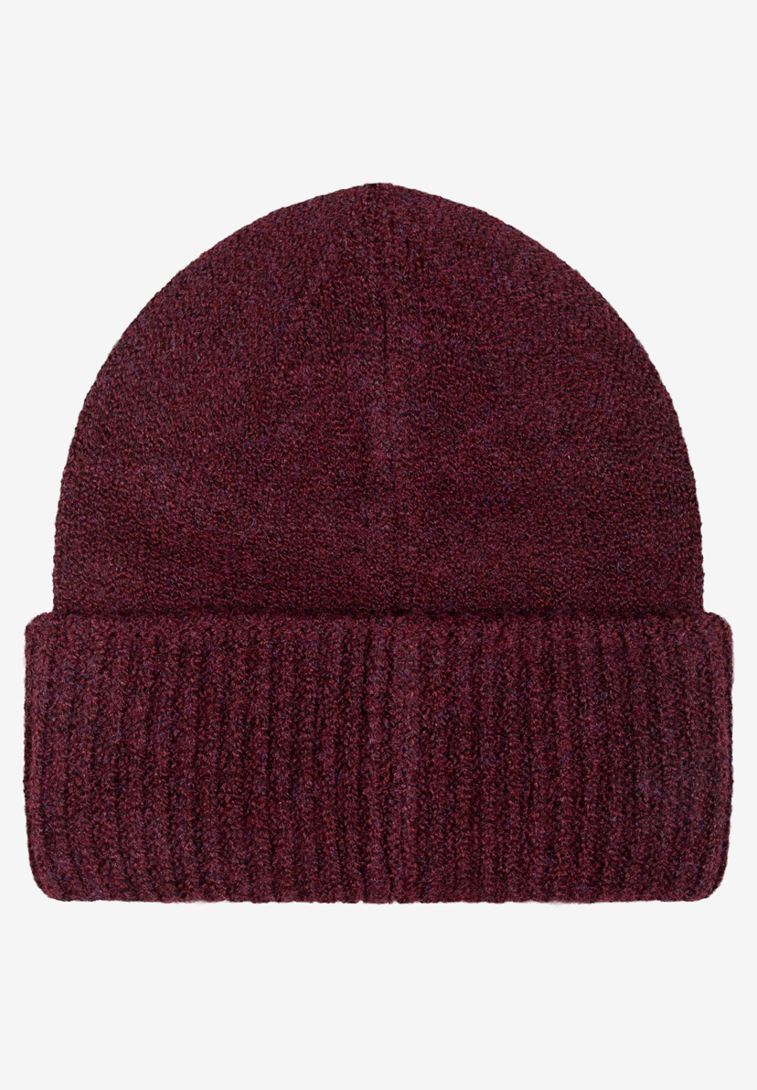 MORE & MORE Accessoire: Eine weinrote, melierte Mütze mit Umschlag und Rippstrickdetails, auf hellem Hintergrund.