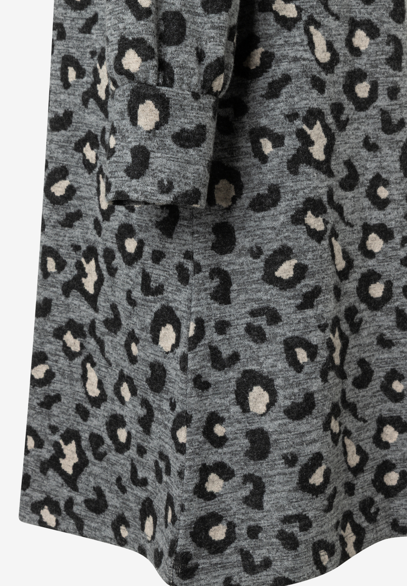 Nahaufnahme eines MORE & MORE-Oberteils mit Jersey-Material und Leopardenmuster. Nahaufnahme eines MORE & MORE-Oberteils mit Jersey-Material und Leopardenmuster.