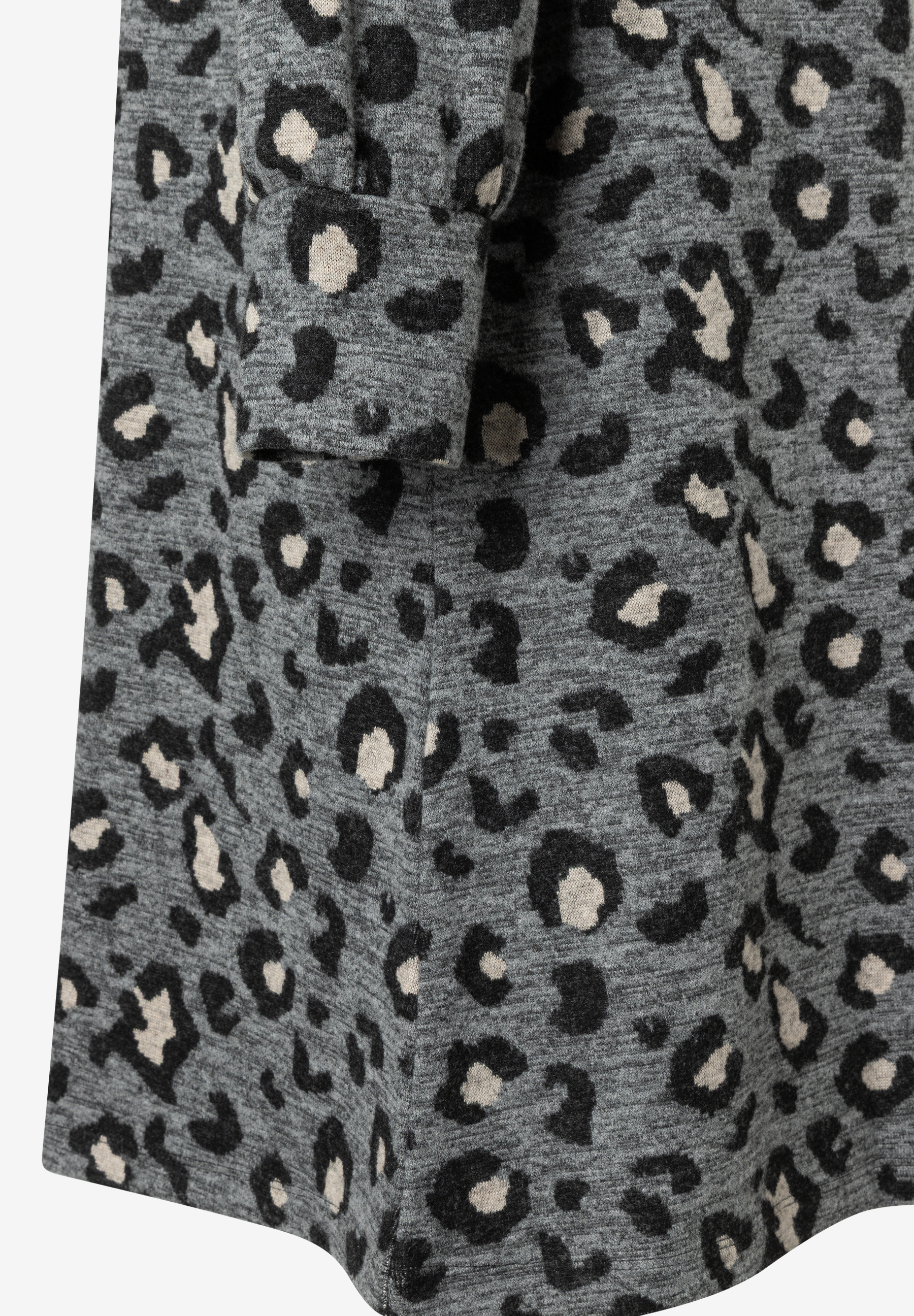 Nahaufnahme eines MORE & MORE-Oberteils mit Jersey-Material und Leopardenmuster. Nahaufnahme eines MORE & MORE-Oberteils mit Jersey-Material und Leopardenmuster.