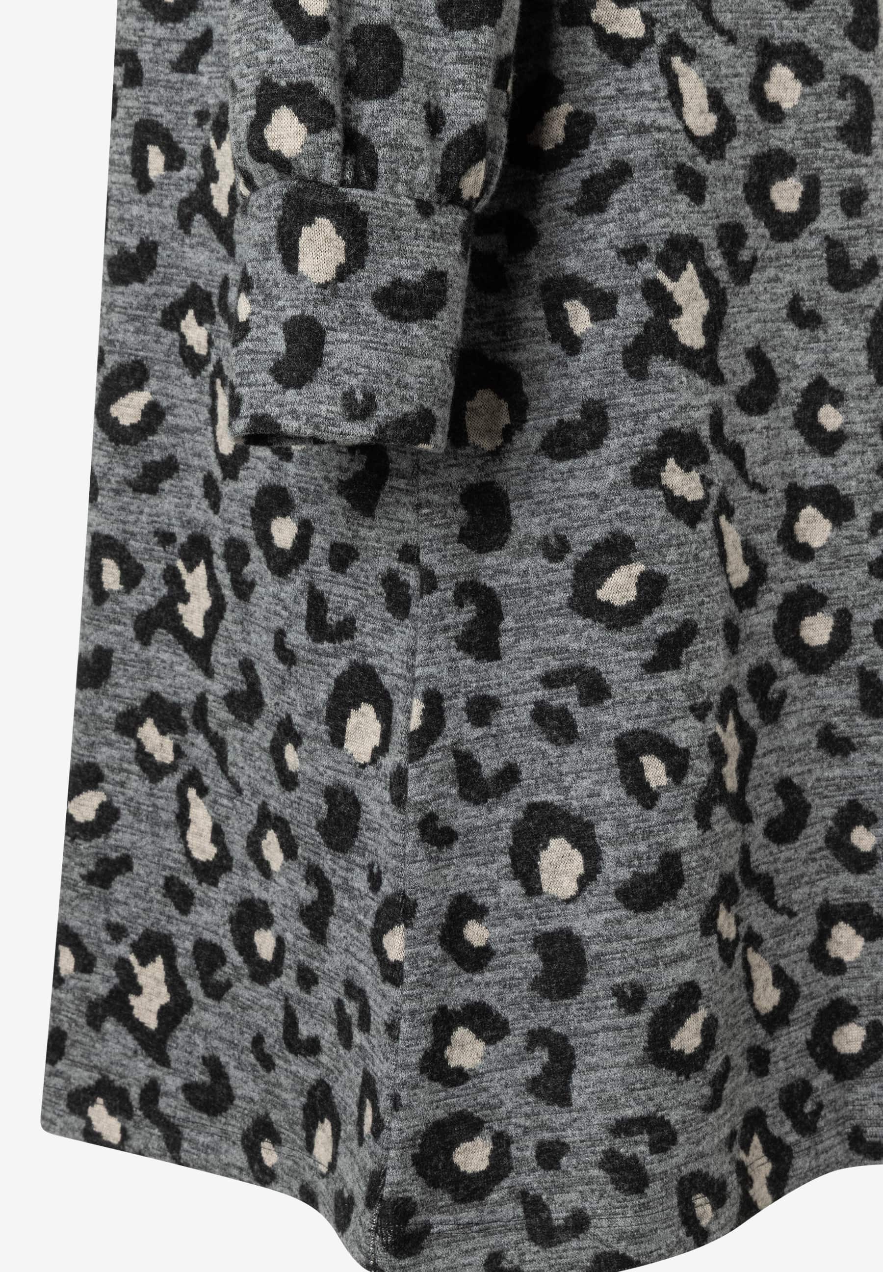Nahaufnahme eines MORE & MORE-Oberteils mit Jersey-Material und Leopardenmuster. Nahaufnahme eines MORE & MORE-Oberteils mit Jersey-Material und Leopardenmuster.