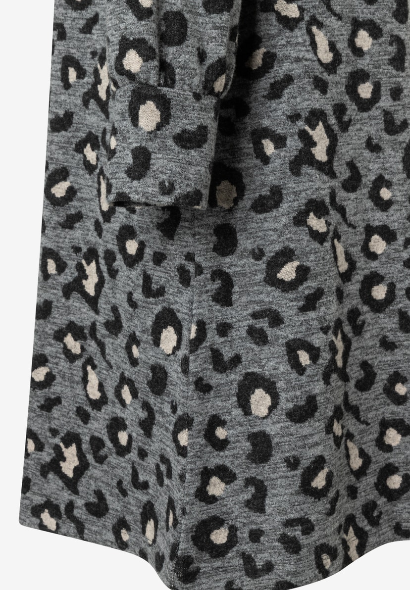 Nahaufnahme eines MORE & MORE-Oberteils mit Jersey-Material und Leopardenmuster. Nahaufnahme eines MORE & MORE-Oberteils mit Jersey-Material und Leopardenmuster.