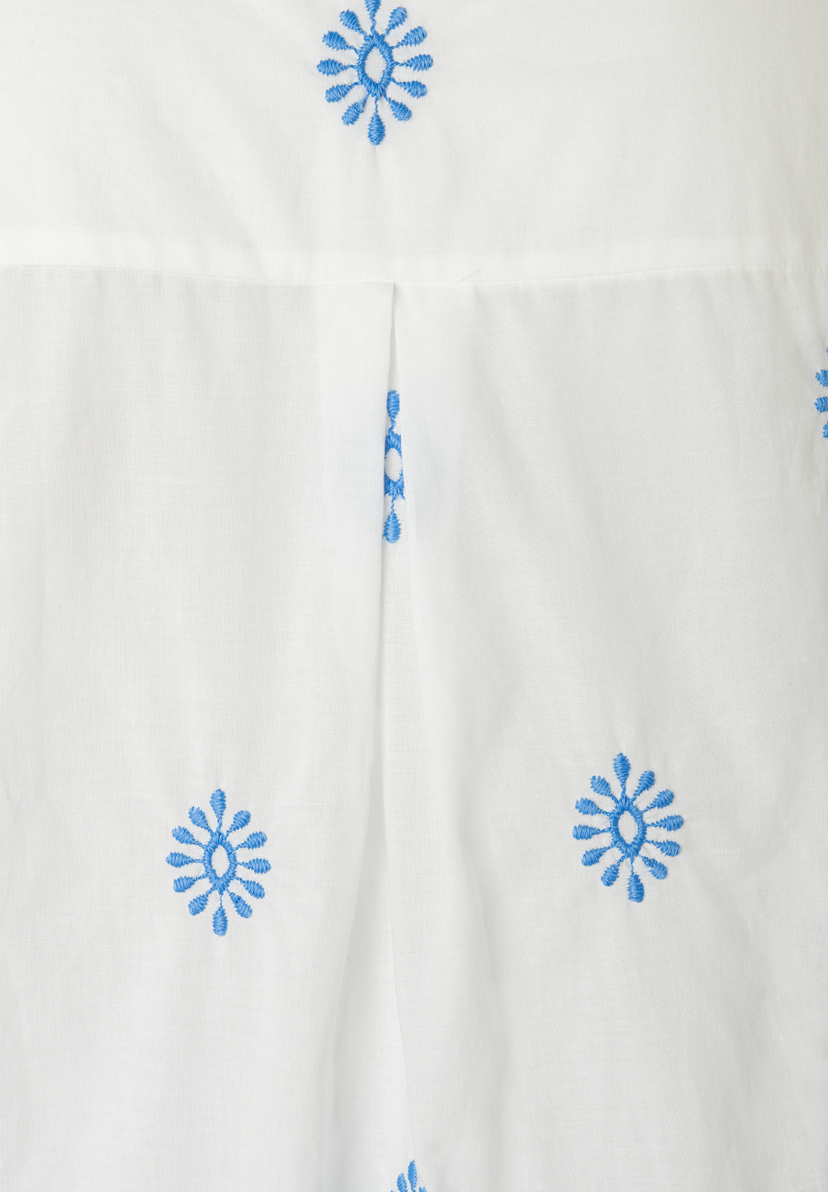 MORE & MORE Bluse: Weißes Oberteil mit blauer Blumenstickerei, leichter Stoff mit Kellerfalte MORE & MORE Bluse: Weißes Oberteil mit blauer Blumenstickerei, leichter Stoff mit Kellerfalte
