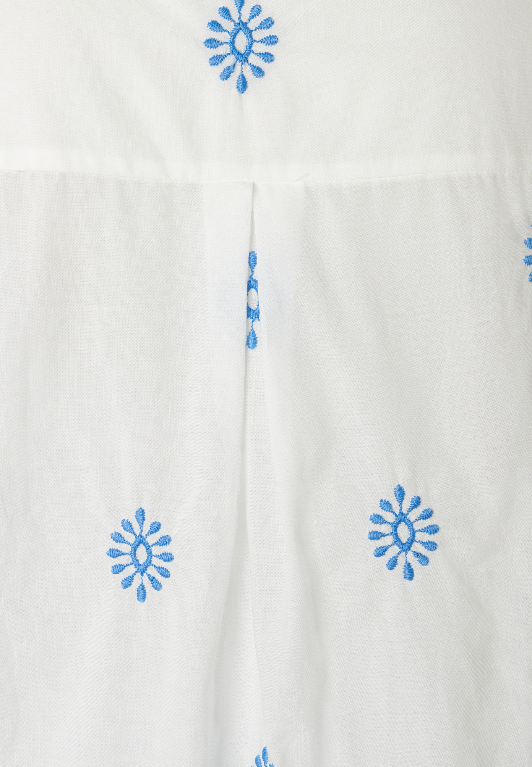 MORE & MORE Bluse: Weißes Oberteil mit blauer Blumenstickerei, leichter Stoff mit Kellerfalte MORE & MORE Bluse: Weißes Oberteil mit blauer Blumenstickerei, leichter Stoff mit Kellerfalte