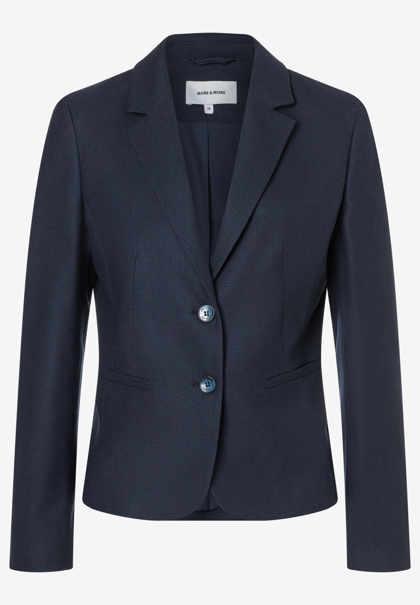 Ein marineblauer MORE & MORE Blazer mit zwei Knöpfen und Revers auf weißem Grund. Ein marineblauer MORE & MORE Blazer mit zwei Knöpfen und Revers auf weißem Grund.