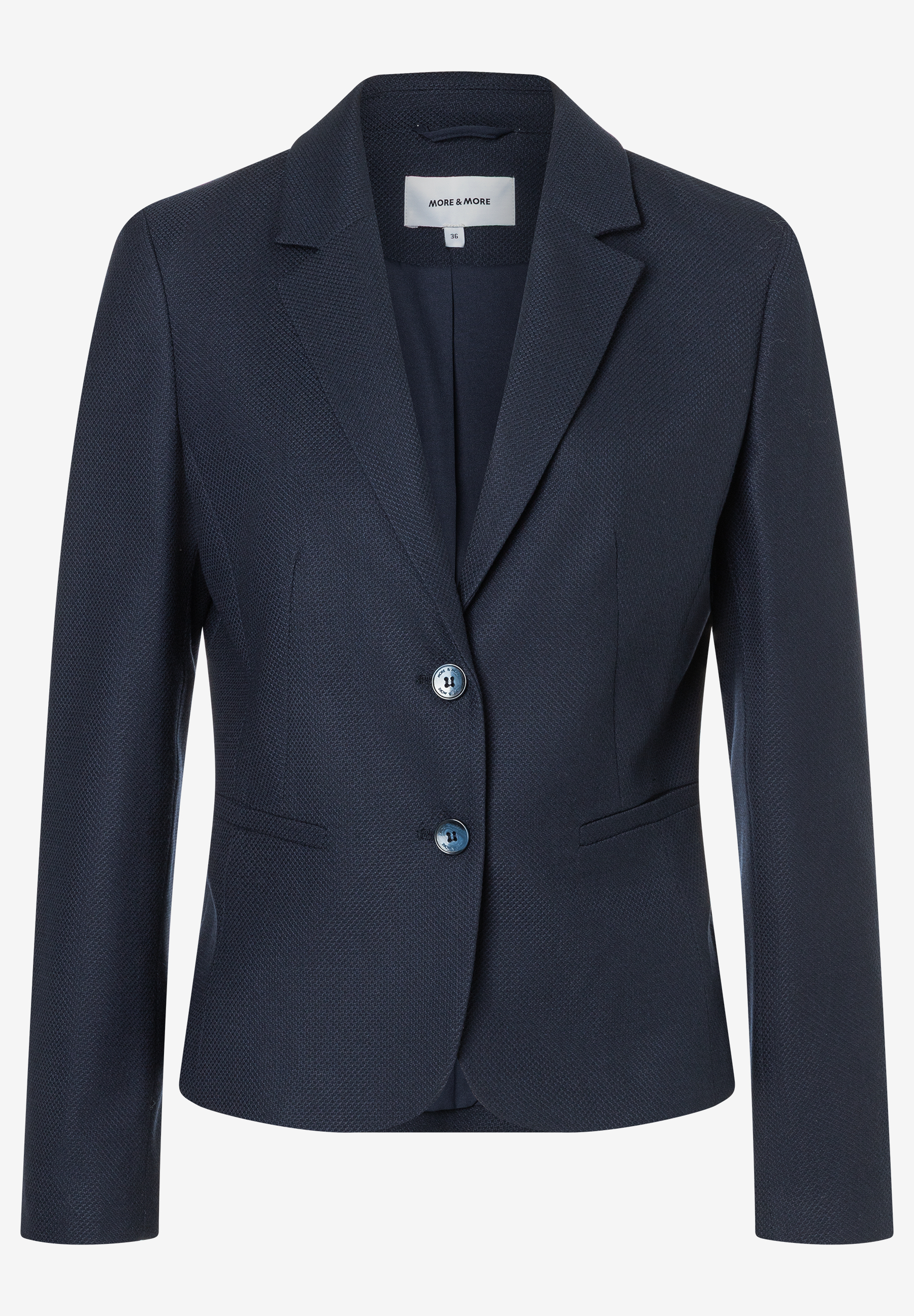 Ein marineblauer MORE & MORE Blazer mit zwei Knöpfen und Revers auf weißem Grund. Ein marineblauer MORE & MORE Blazer mit zwei Knöpfen und Revers auf weißem Grund.
