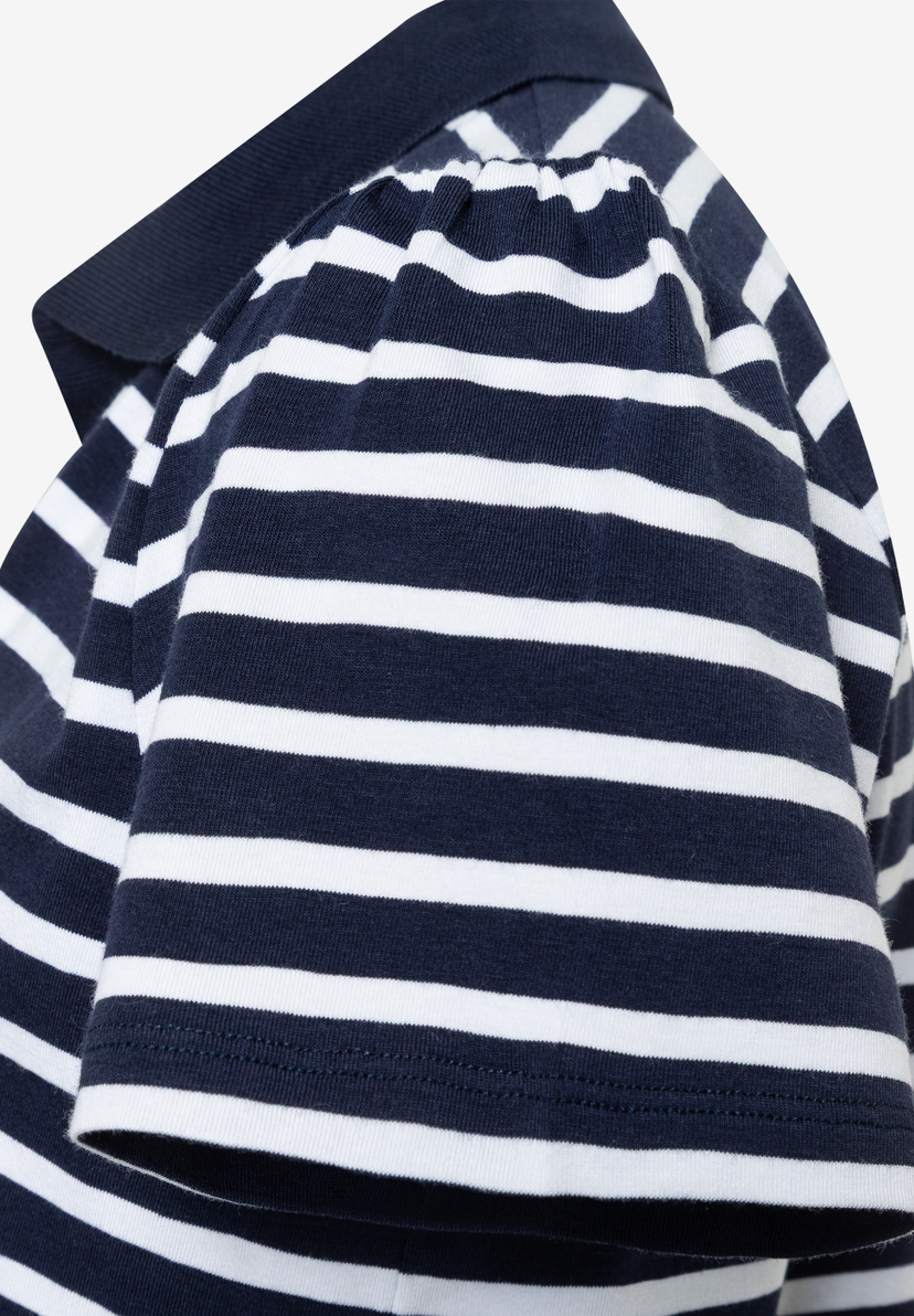 Detailansicht eines gestreiften MORE & MORE T-Shirts mit Jersey-Material für hohen Tragekomfort. Detailansicht eines gestreiften MORE & MORE T-Shirts mit Jersey-Material für hohen Tragekomfort.