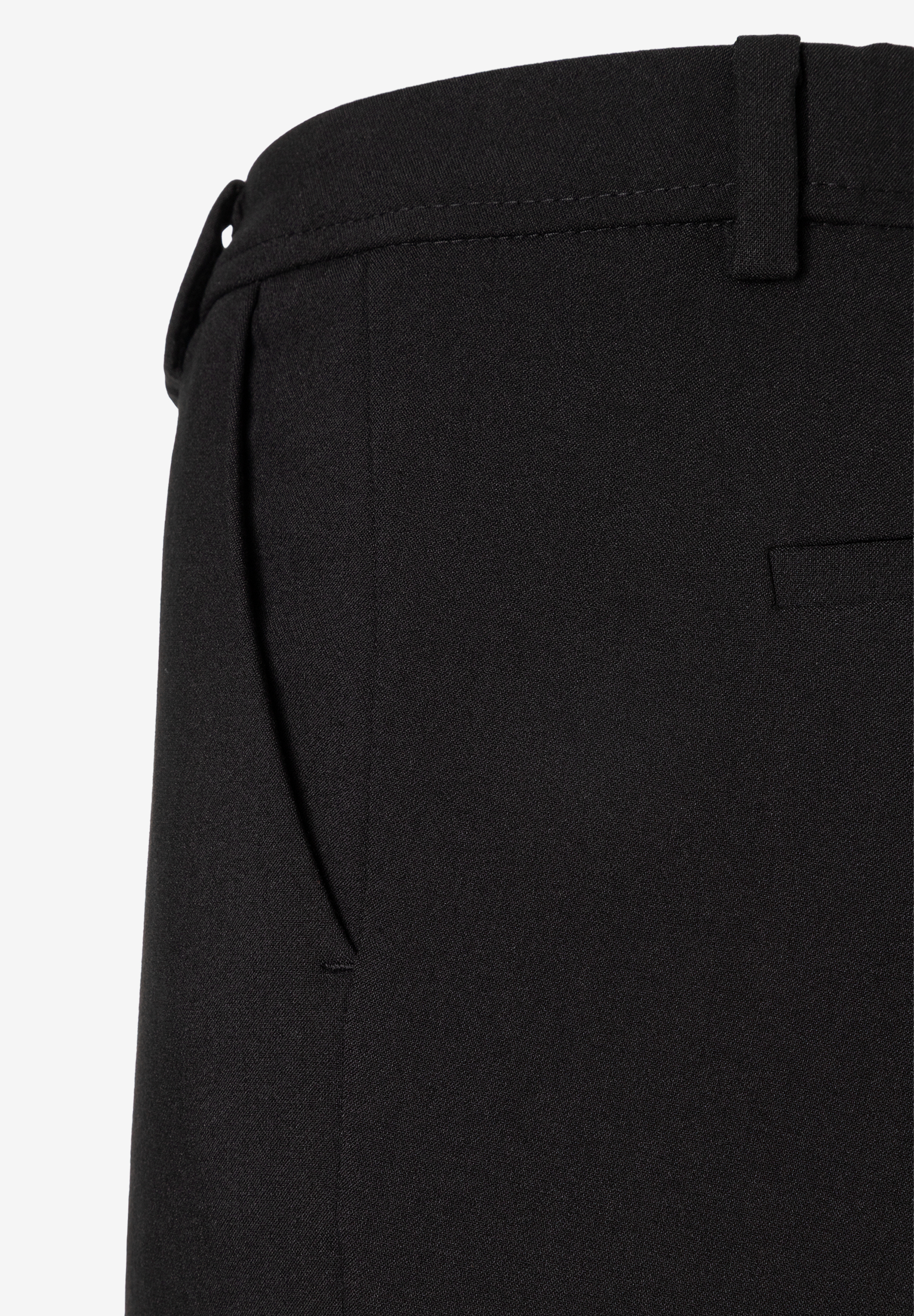 MORE & MORE Jeans: Nahaufnahme einer schwarzen Hose mit schrägen Vordertaschen, Gürtelschlaufen und leichter Stoffstruktur. MORE & MORE Jeans: Nahaufnahme einer schwarzen Hose mit schrägen Vordertaschen, Gürtelschlaufen und leichter Stoffstruktur.