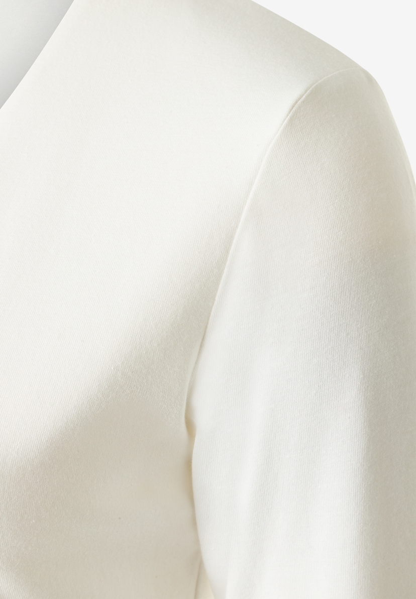 MORE & MORE Jersey-Oberteil in Creme, Nahaufnahme einer Schulterpartie mit dezenten Falten MORE & MORE Jersey-Oberteil in Creme, Nahaufnahme einer Schulterpartie mit dezenten Falten