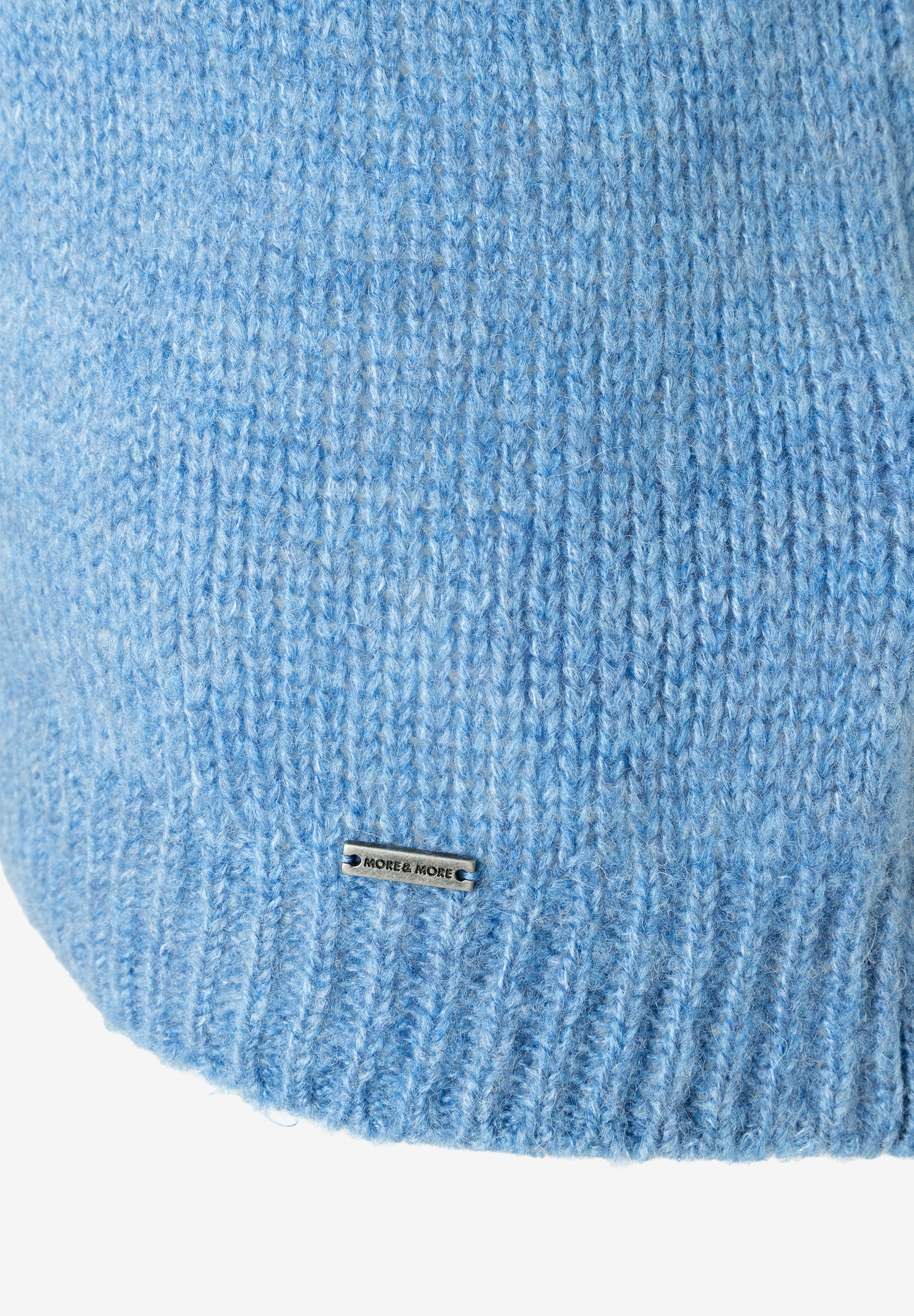 MORE & MORE Pullover: Blauer Strickpullover mit gerippter Textur und glänzendem Metall-Logoetikett unten mittig.