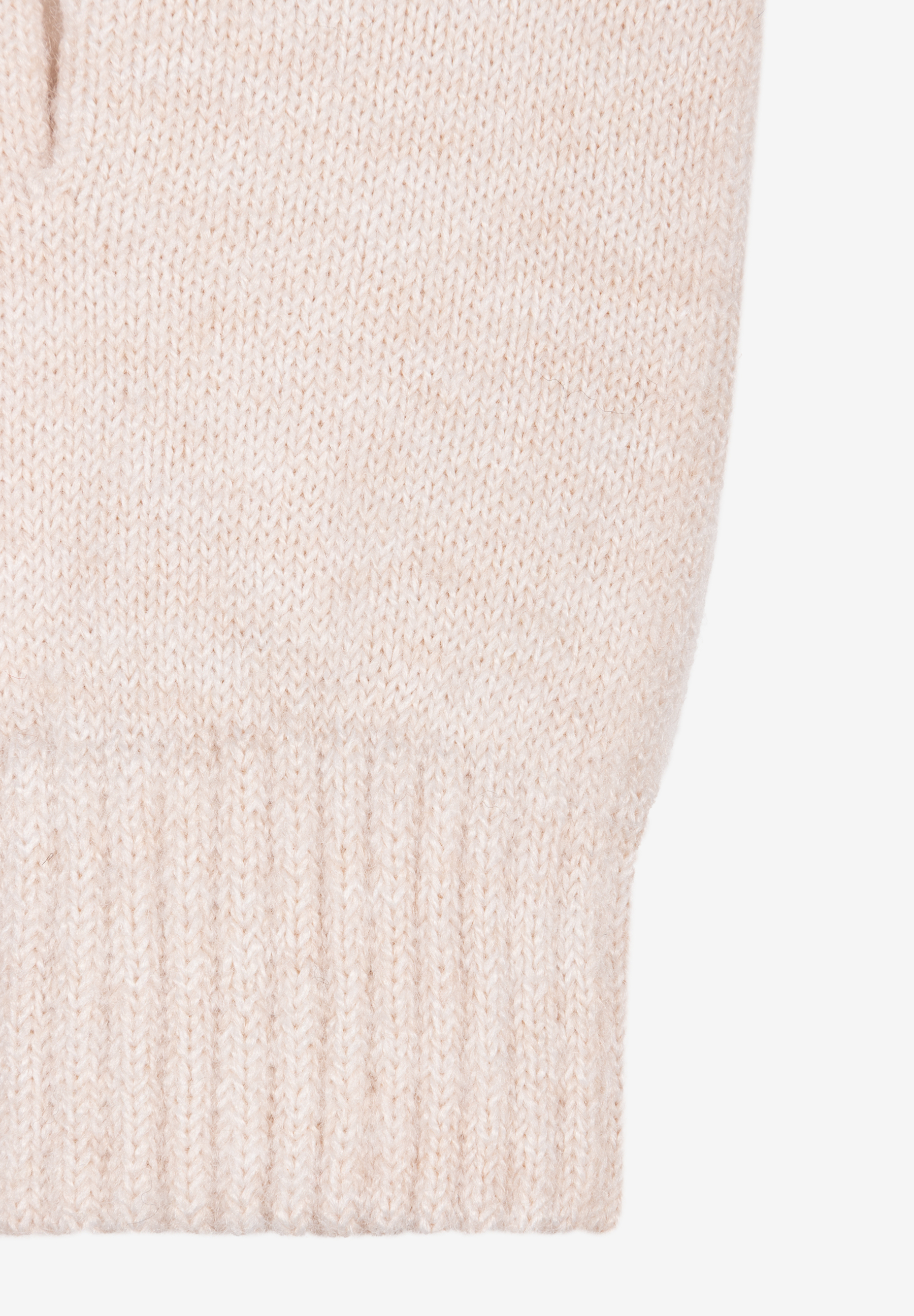 MORE & MORE Accessoires: Nahaufnahme des Strickmusters eines beigefarbenen Strickartikels mit gerippten Bündchen.