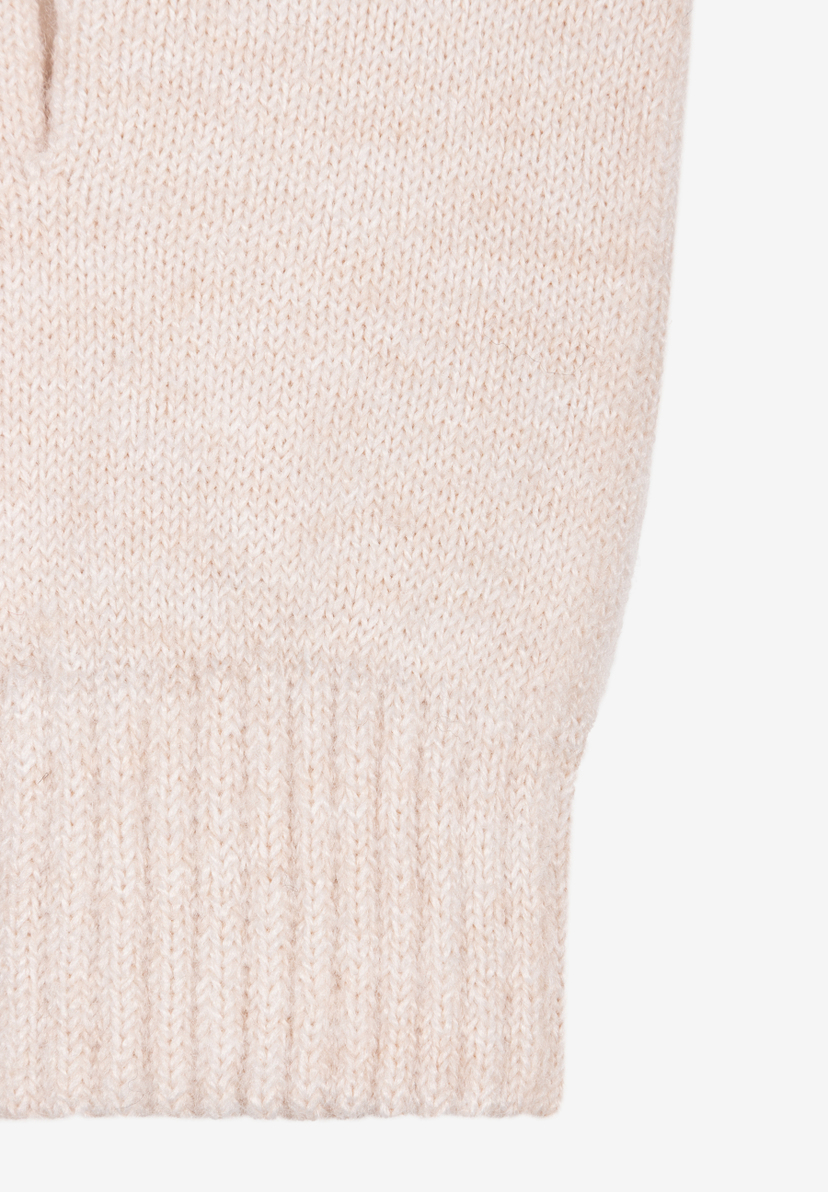 MORE & MORE Accessoires: Nahaufnahme des Strickmusters eines beigefarbenen Strickartikels mit gerippten Bündchen.