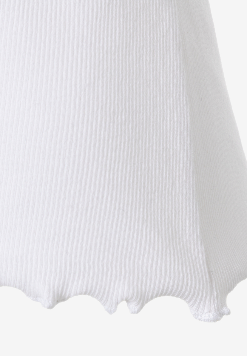 Nahaufnahme eines weißen MORE & MORE T-Shirts/Tops mit vertikal geripptem Stoff und gewelltem Saum.