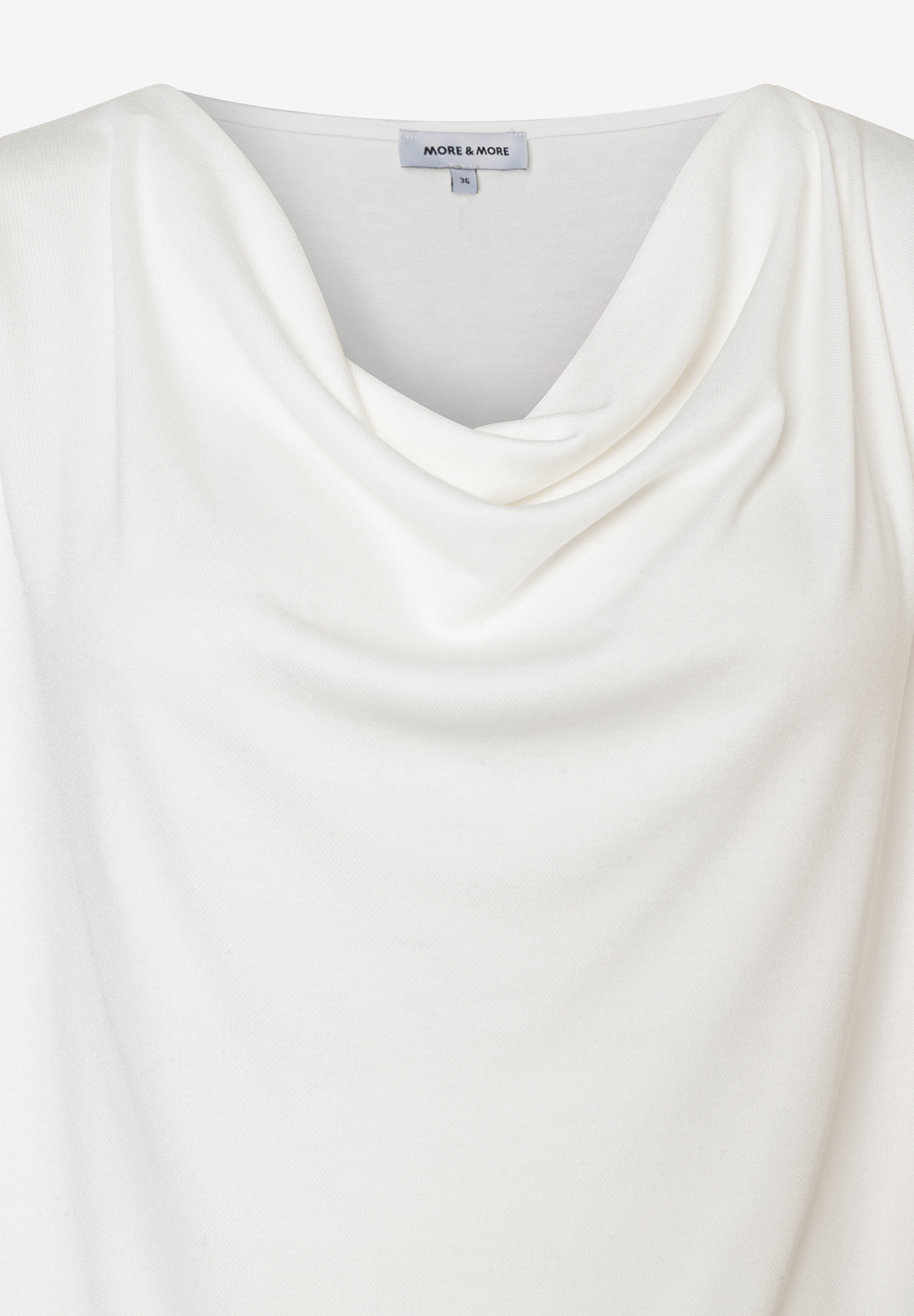Ein weißes MORE & MORE Oberteil mit weichem, elastischem Jersey und Wasserfallkragen. Ein weißes MORE & MORE Oberteil mit weichem, elastischem Jersey und Wasserfallkragen.
