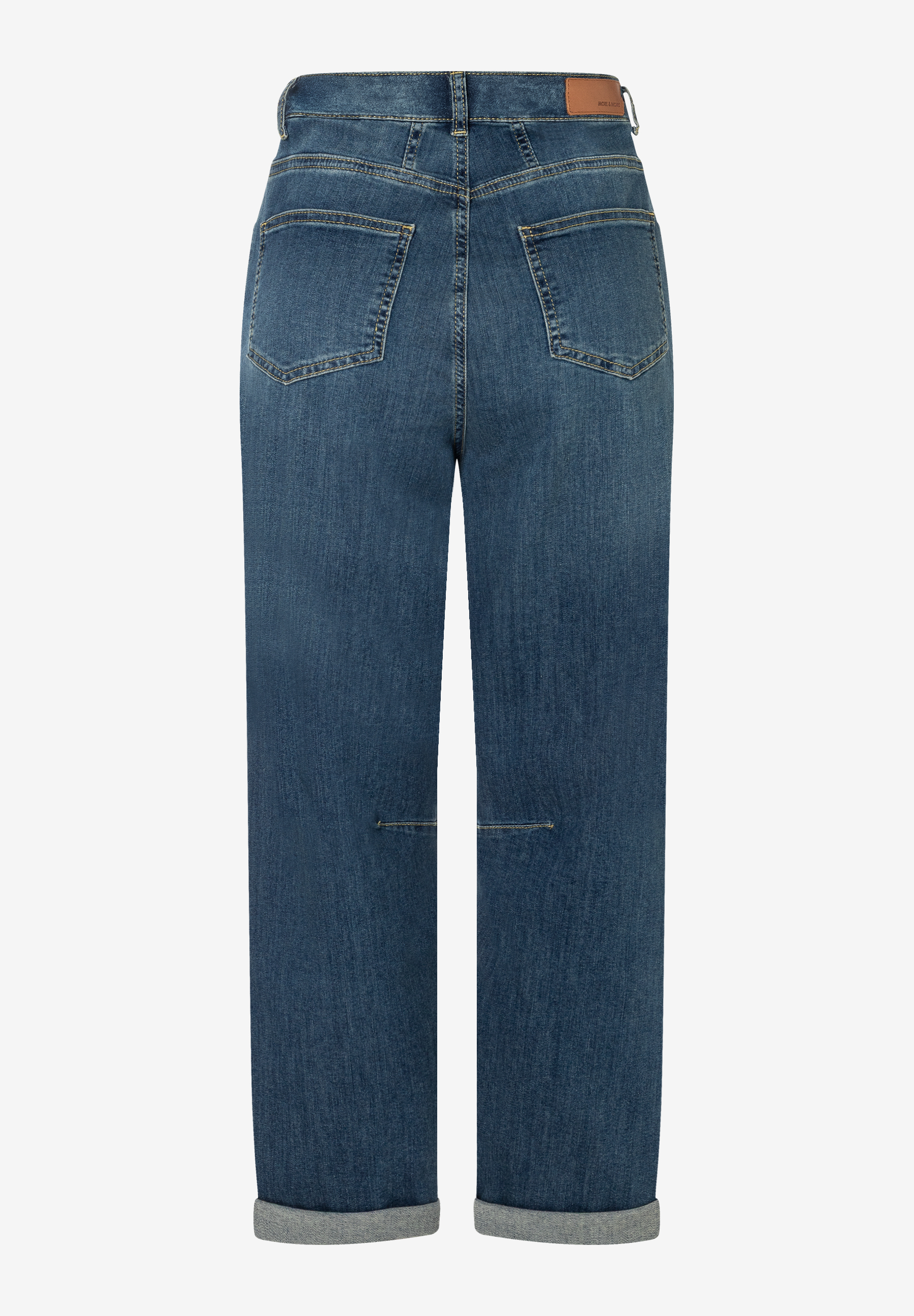 MORE & MORE Jeans, Rückansicht. Blaue Jeans mit umgekrempelten Säumen, zwei Gesäßtaschen und braunem Label-Patch. MORE & MORE Jeans, Rückansicht. Blaue Jeans mit umgekrempelten Säumen, zwei Gesäßtaschen und braunem Label-Patch.